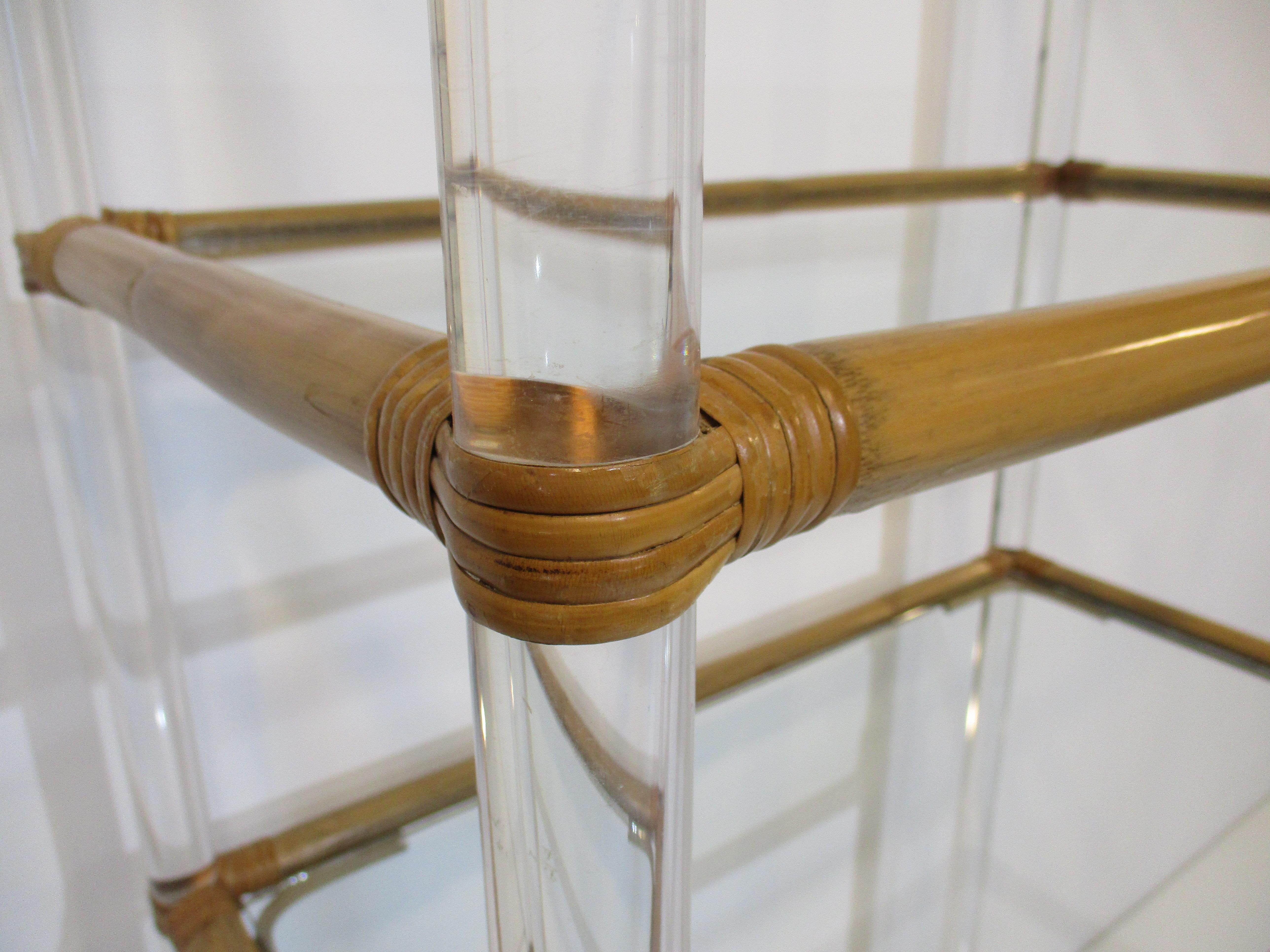 Etagère en Lucite / Bambou / Verre stylisée par Karl Springer en vente 4
