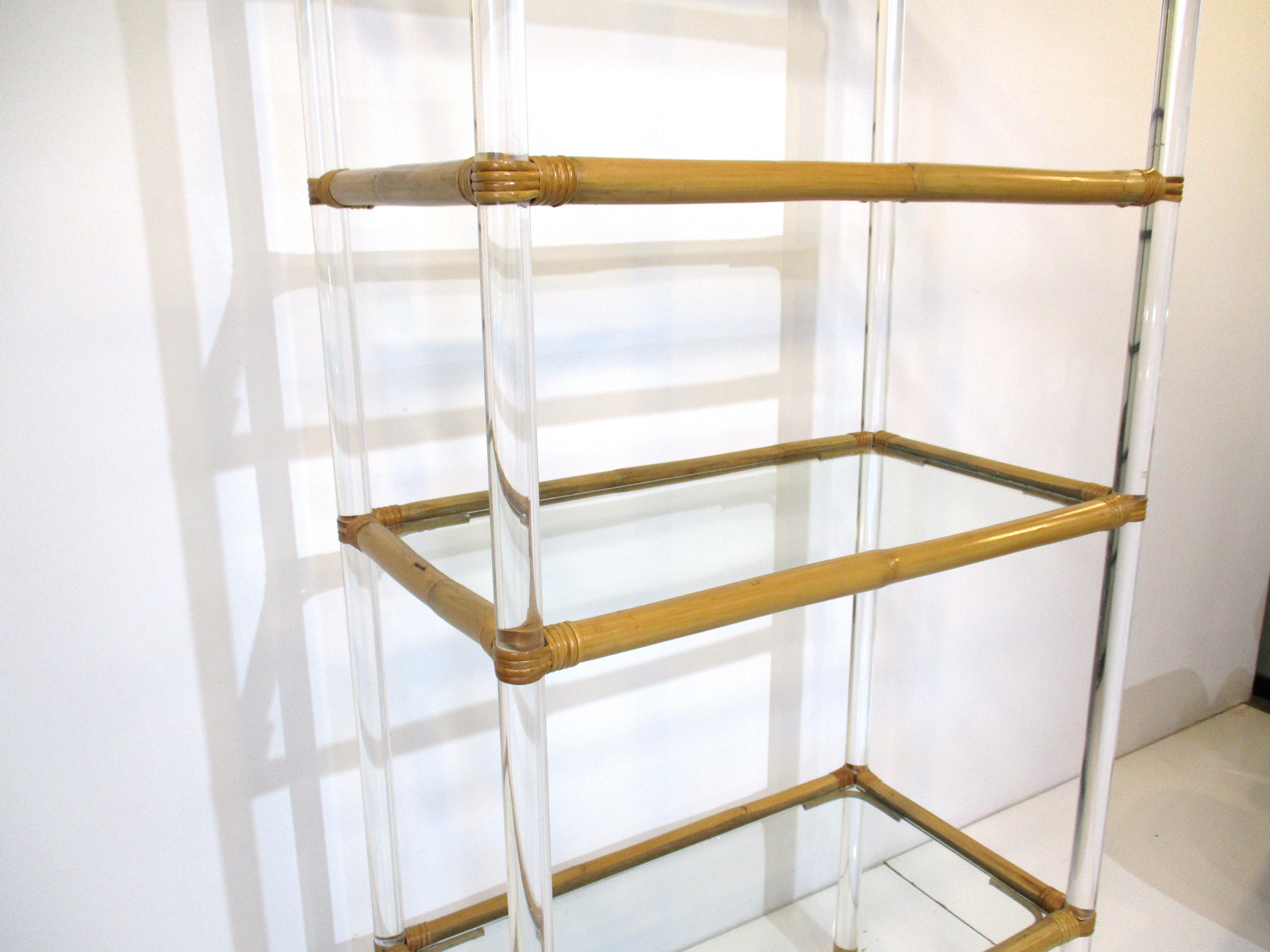 Inconnu Etagère en Lucite / Bambou / Verre stylisée par Karl Springer en vente