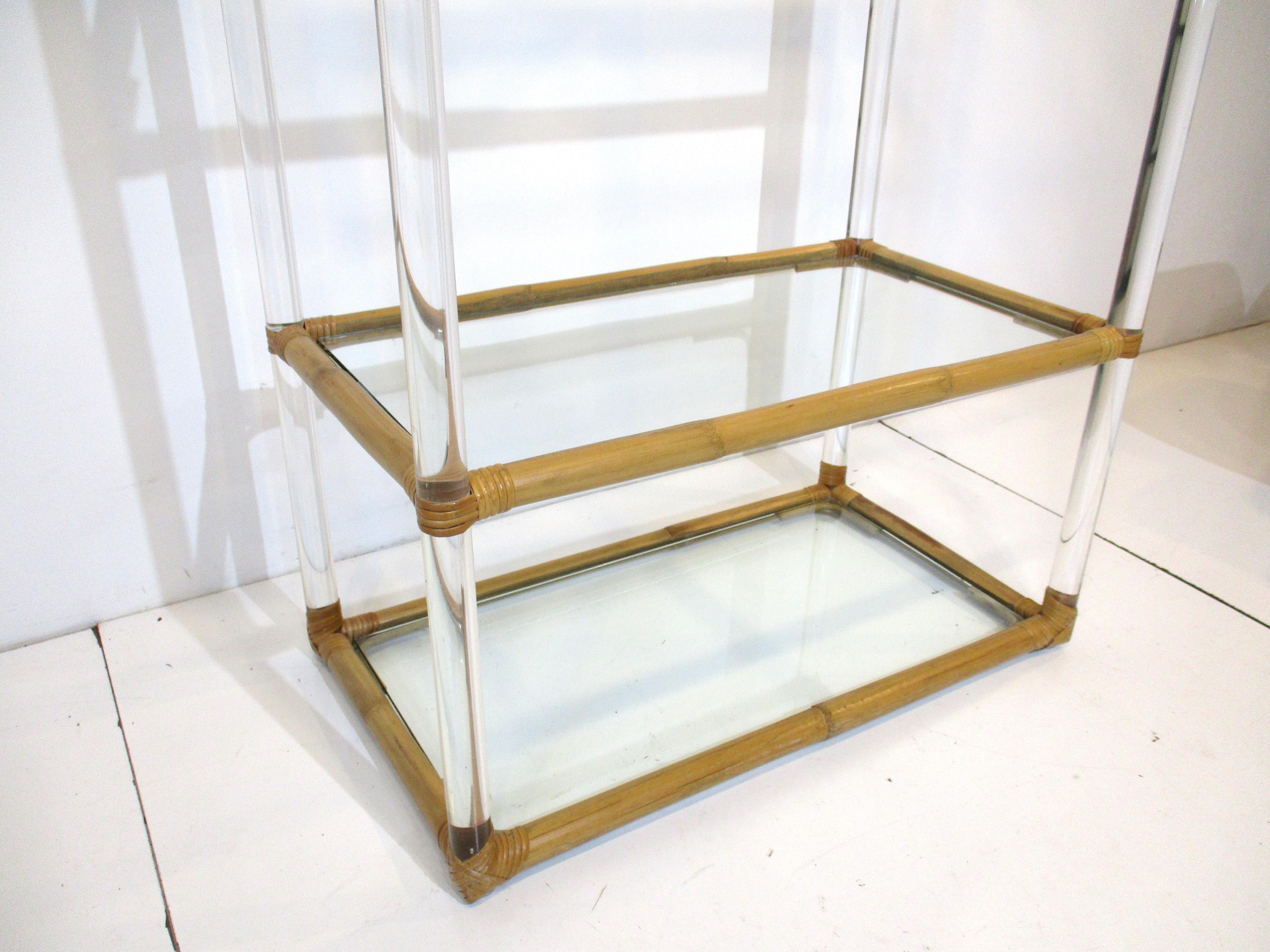 Lucite/Bambus/Glas-Etagere im Stil von Karl Springer im Zustand „Gut“ im Angebot in Cincinnati, OH