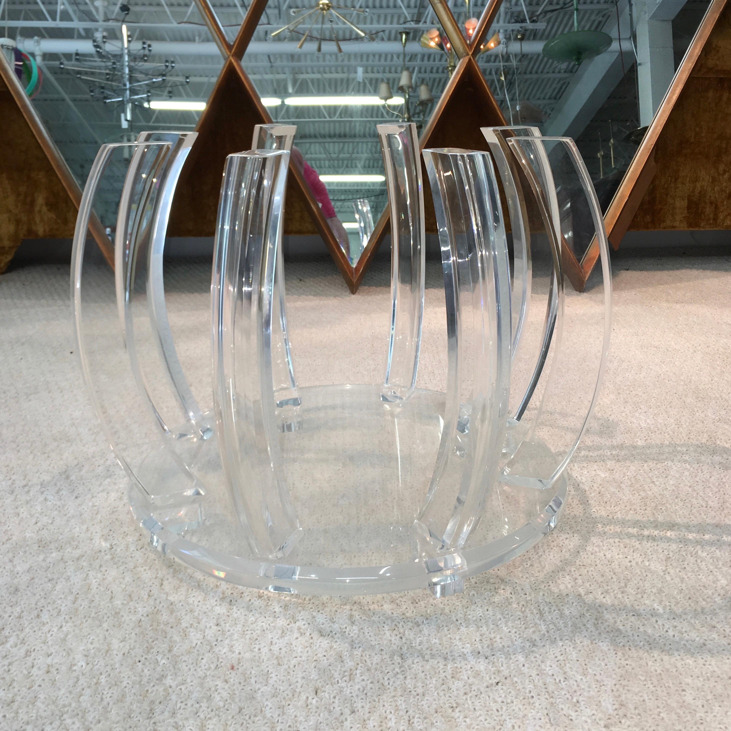 Américain Table de cocktail à base de cage en lucite avec plateau rond en verre biseauté à 12 côtés en vente