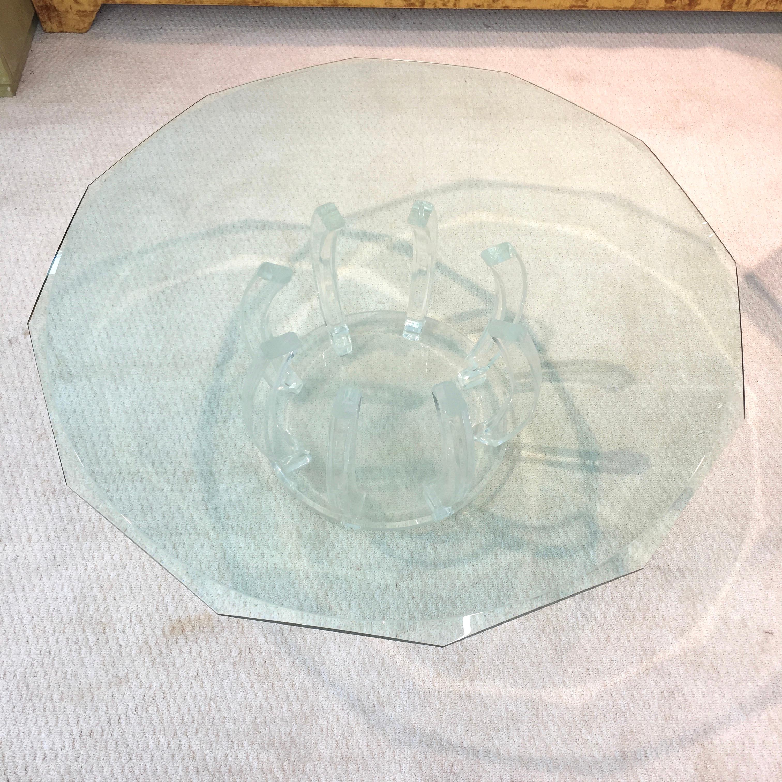 Fin du 20e siècle Table de cocktail à base de cage en lucite avec plateau rond en verre biseauté à 12 côtés en vente