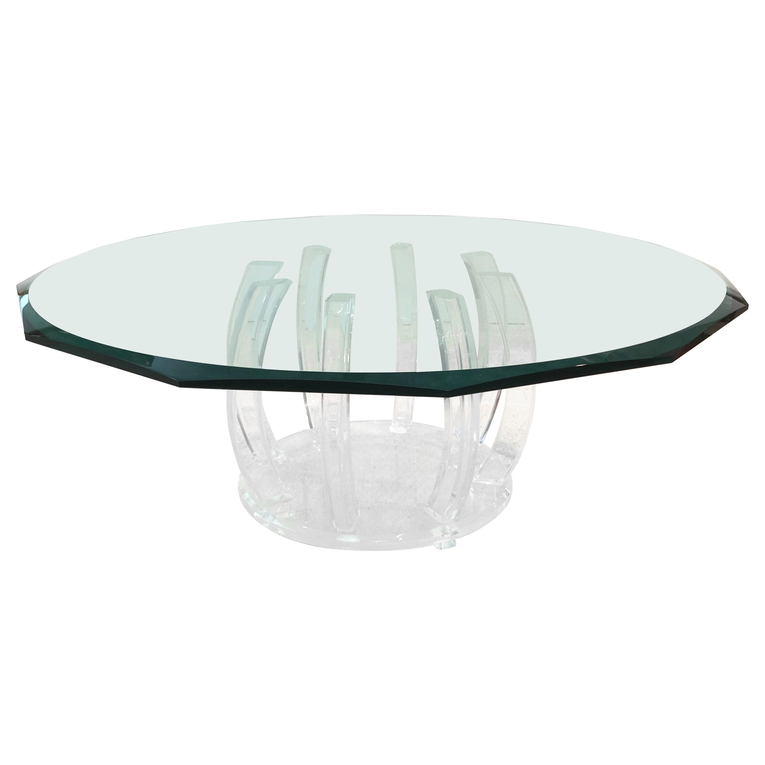 Table de cocktail à base de cage en lucite avec plateau rond en verre biseauté à 12 côtés en vente