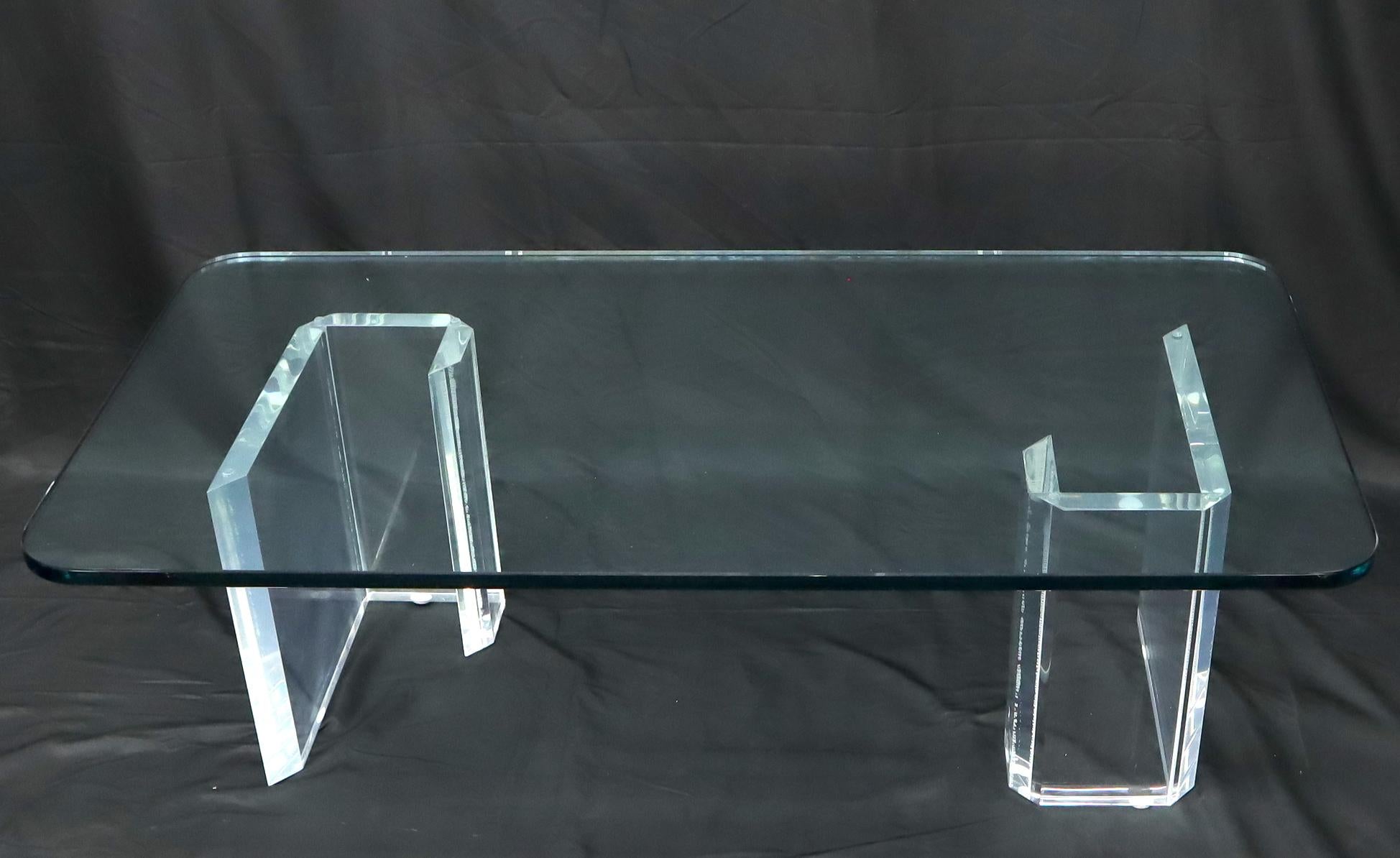 Table basse rectangulaire compacte à base en lucite et plateau en verre en vente 3