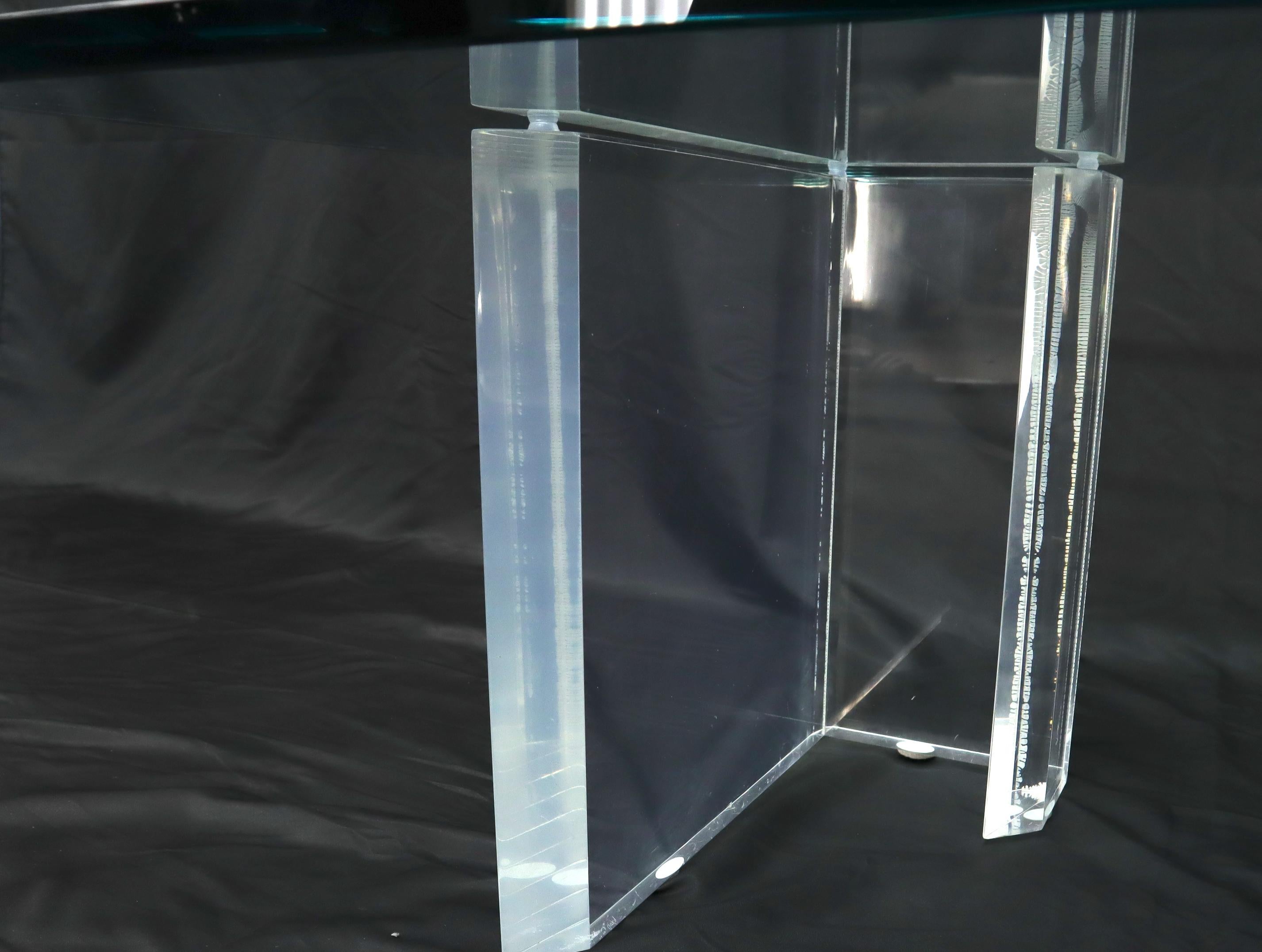 Verre Table basse rectangulaire compacte à base en lucite et plateau en verre en vente