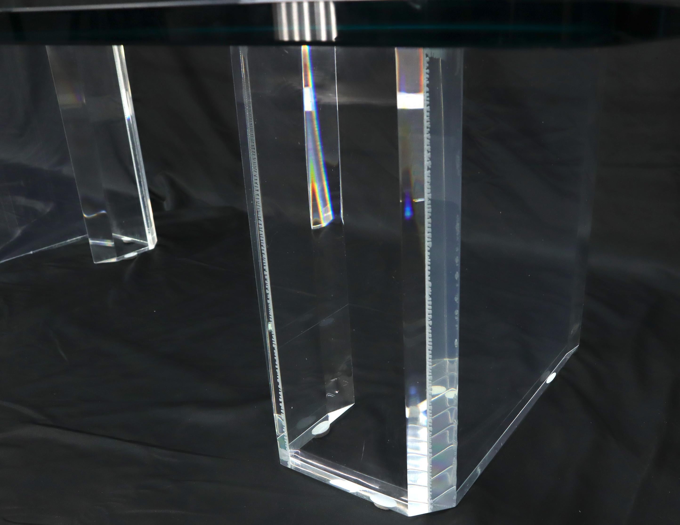 Table basse rectangulaire compacte à base en lucite et plateau en verre en vente 1