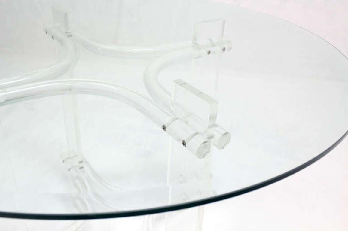 Lucite Base Round Glass Top Mid-Century Modern Gueridon Occasional Dining Table In Good Condition For Sale In Rockaway, NJ