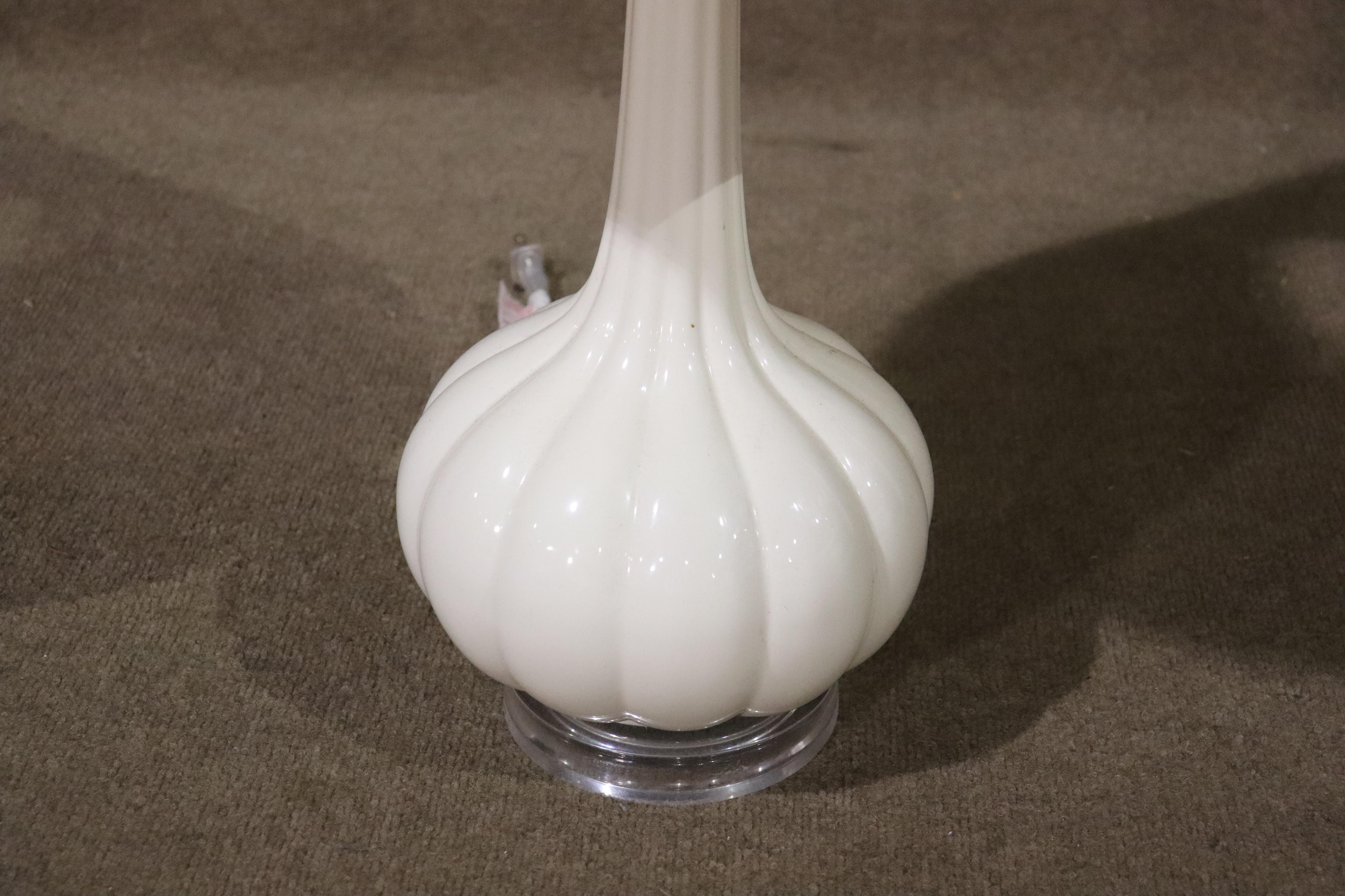 Lampe de table de style vintage avec un corps en forme de coquille Saint-Jacques sur une base en lucite.
Veuillez confirmer le lieu NY ou NJ