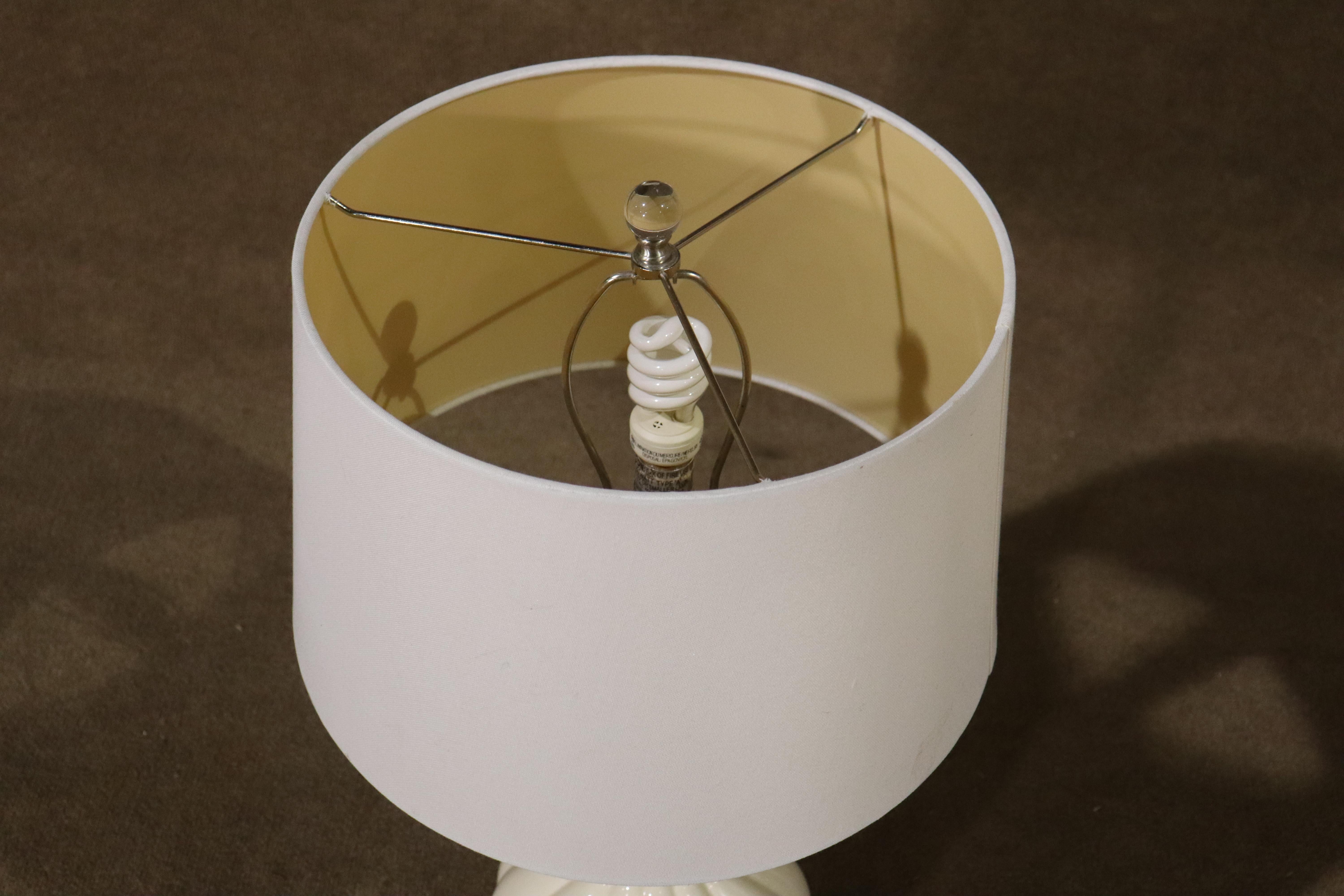 Mid-Century Modern Lampe de table à base en lucite en vente