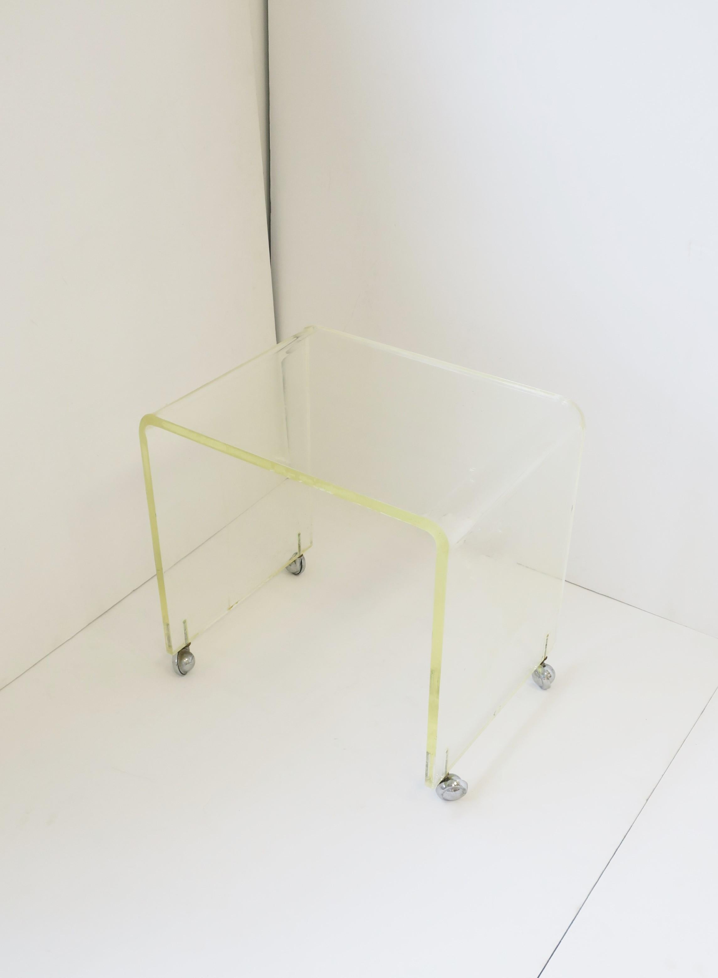 Modern Lucite Bench or Side Table In Good Condition In New York, NY