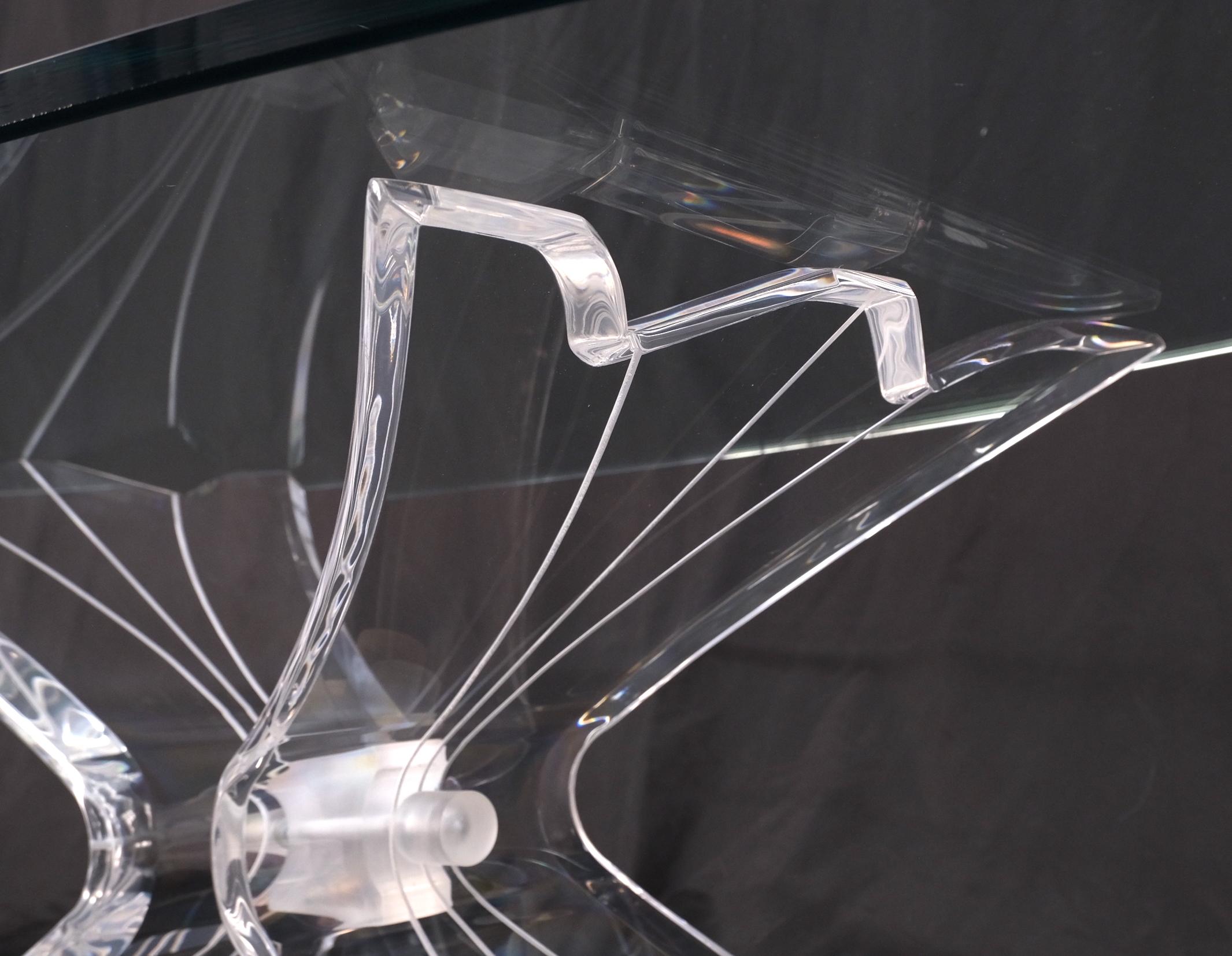 Table basse en Lucite avec nœud papillon en forme d'aile Base ovale en verre Table basse mi-siècle en vente 3