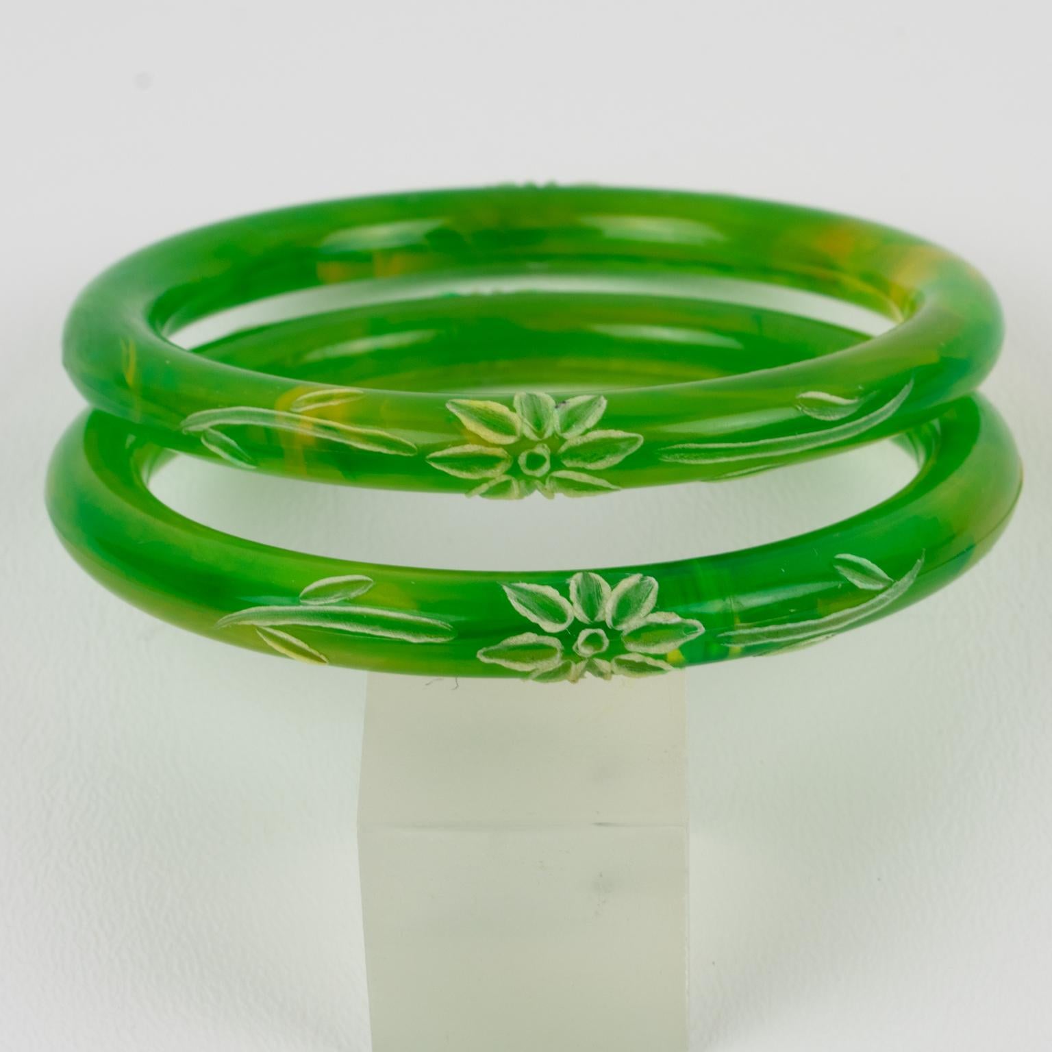 Lucite Bracelet Bangle Green Grass Swirl with Floral Carving, set of 2 pieces In Excellent Condition For Sale In Atlanta, GA