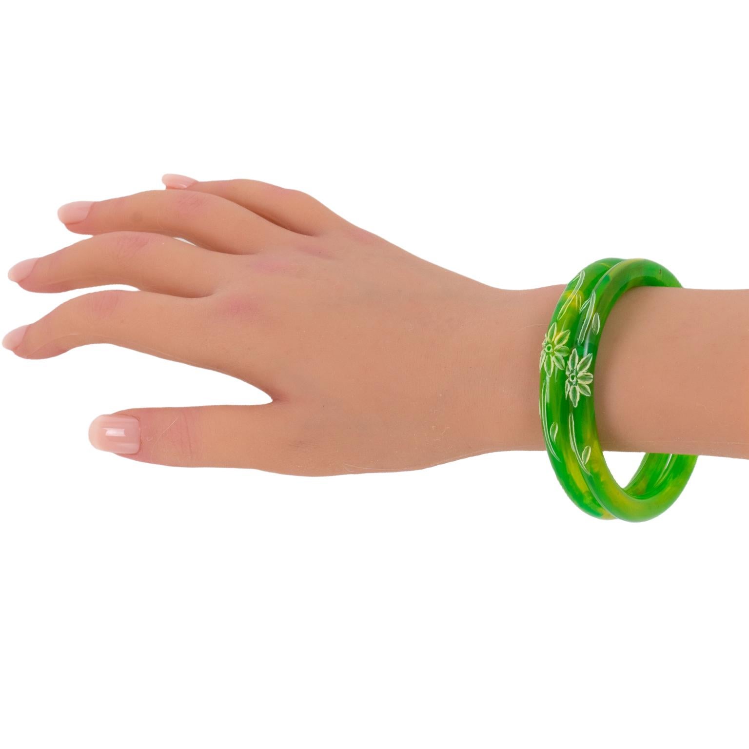 Bracelet jonc en lucite vert tourbillonnant avec sculpture florale, ensemble de 2 pièces Unisexe en vente