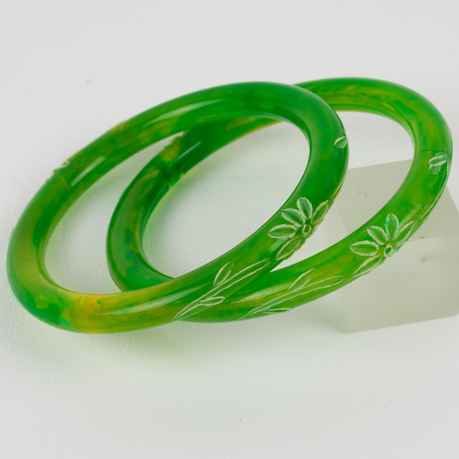 Bracelet jonc en lucite vert tourbillonnant avec sculpture florale, ensemble de 2 pièces en vente 1