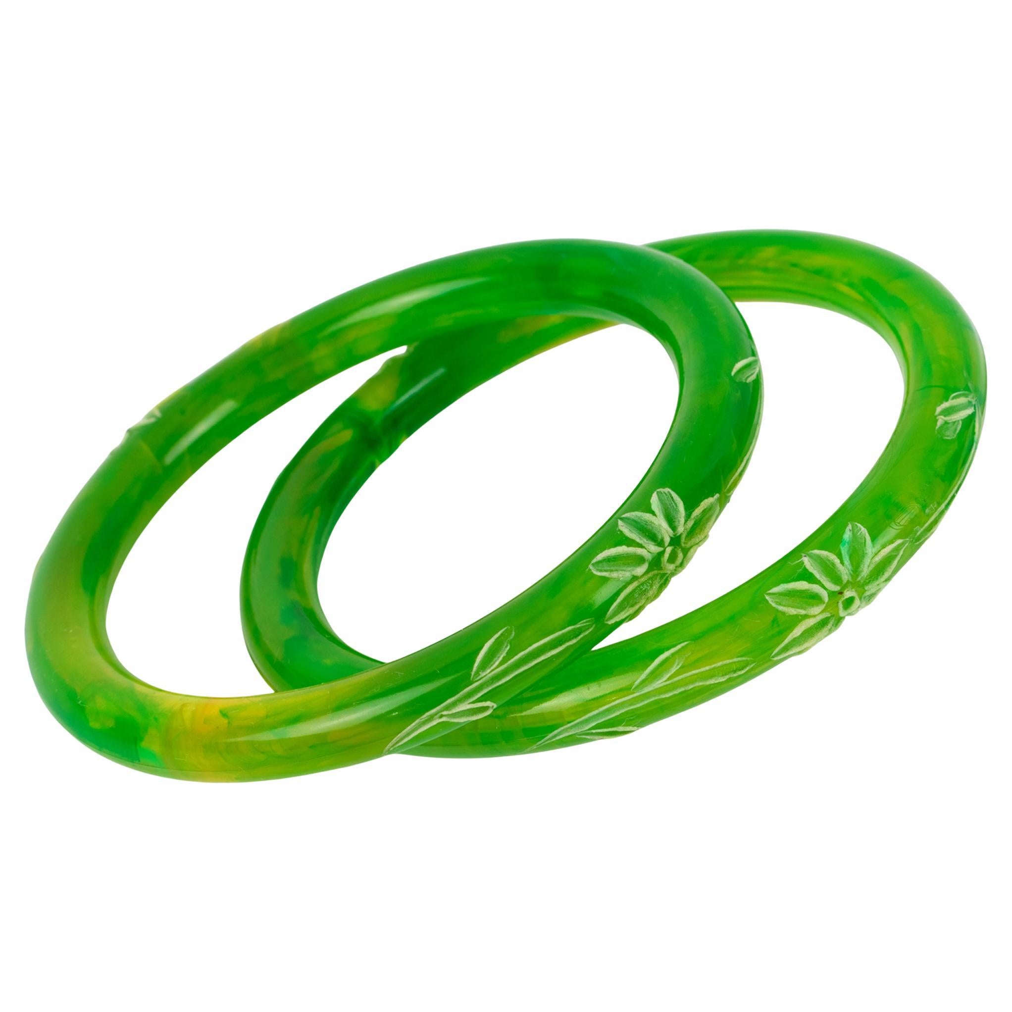 Ensemble de bracelets en Lucite Bangle Set Greene & Greene Greene avec gravure florale en vente