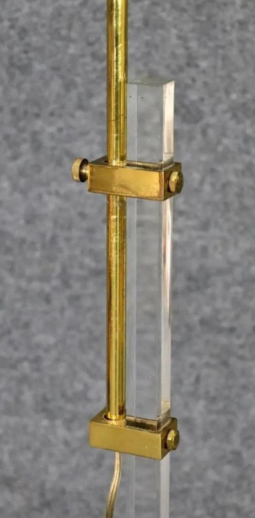 Verstellbare Stehlampe aus Lucite und Messing (20. Jahrhundert) im Angebot