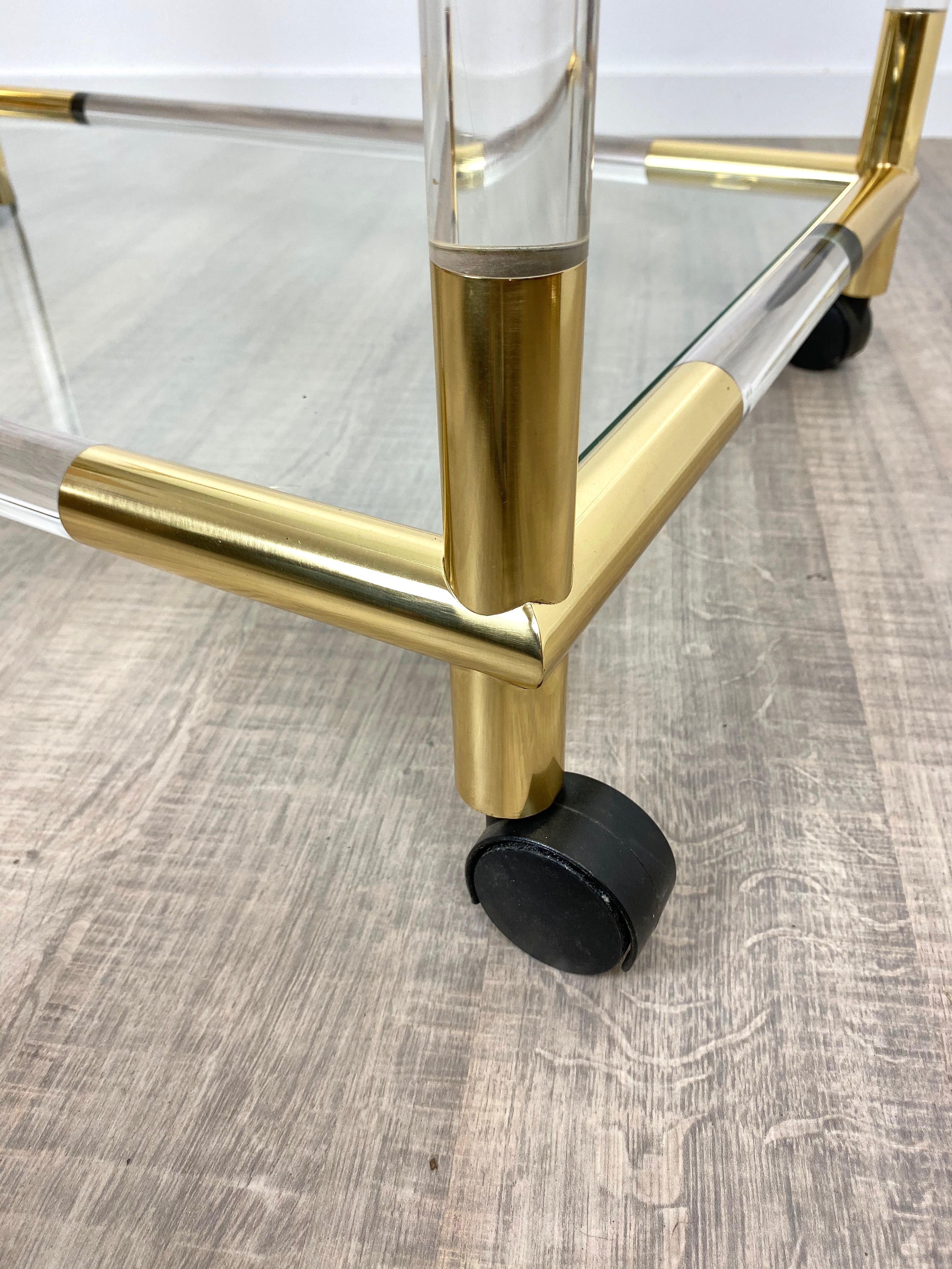 Chariot de service de bar en Lucite:: laiton et verre:: Italie:: 1970 en vente 4