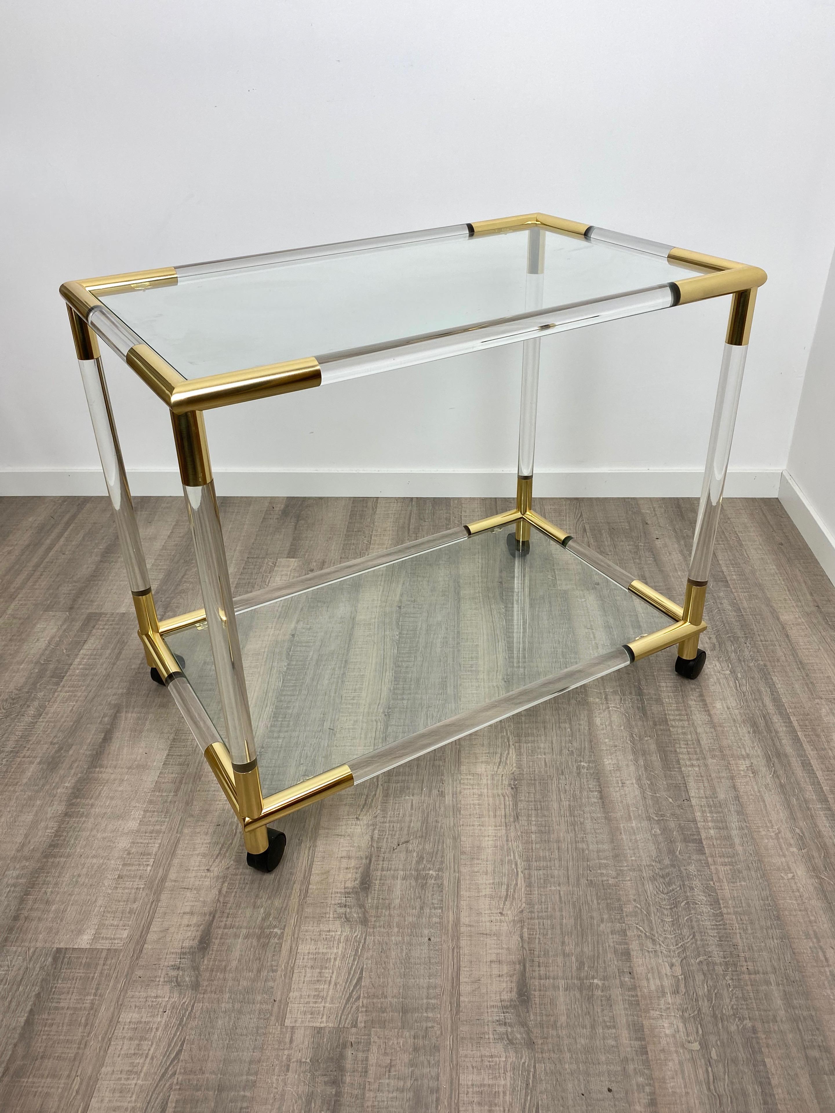 italien Chariot de service de bar en Lucite:: laiton et verre:: Italie:: 1970 en vente