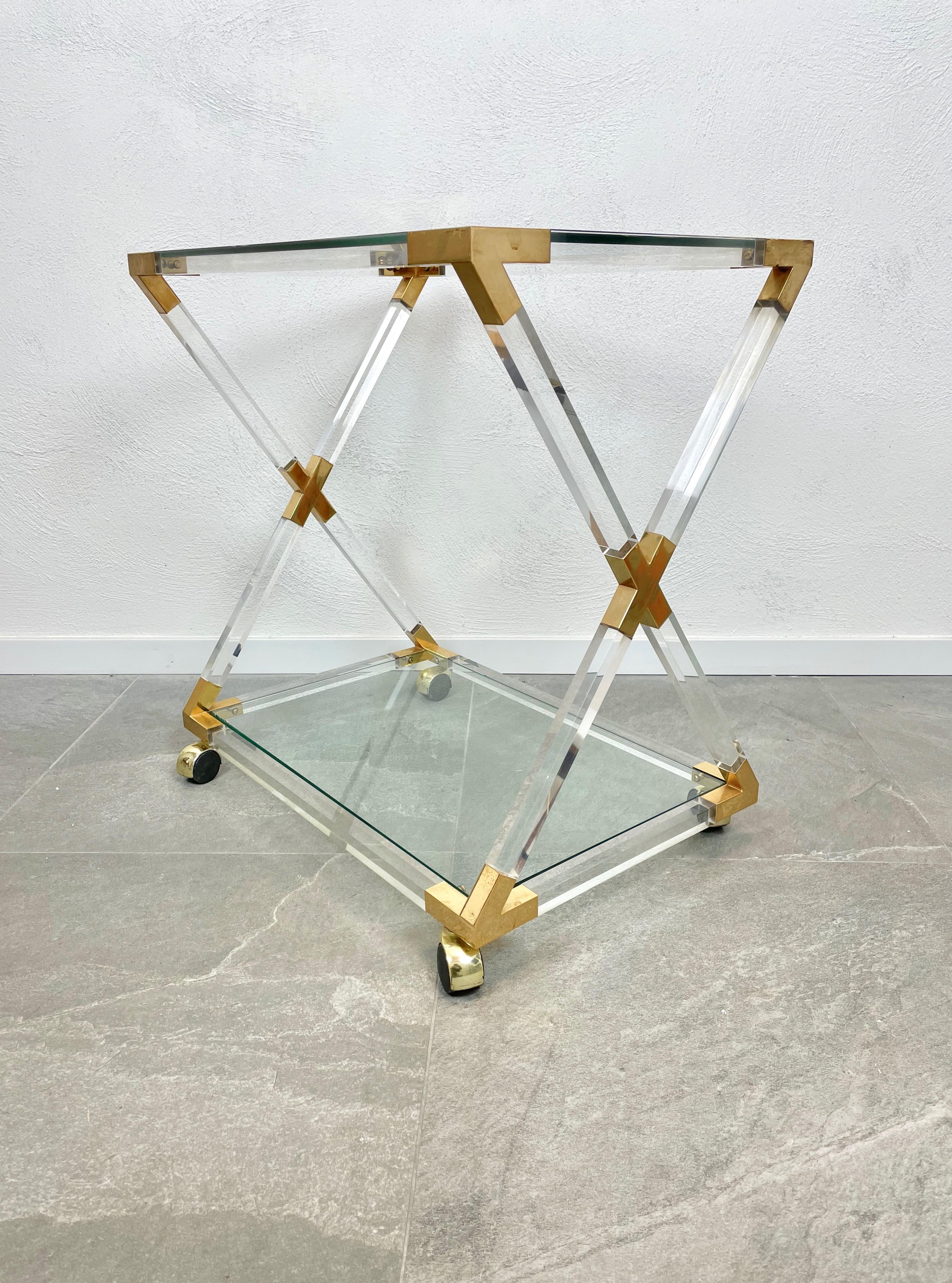 Servierwagen aus Lucite-Messing und Glas im Charles Hollis Jones-Stil, Italien, 1970er Jahre (Ende des 20. Jahrhunderts) im Angebot