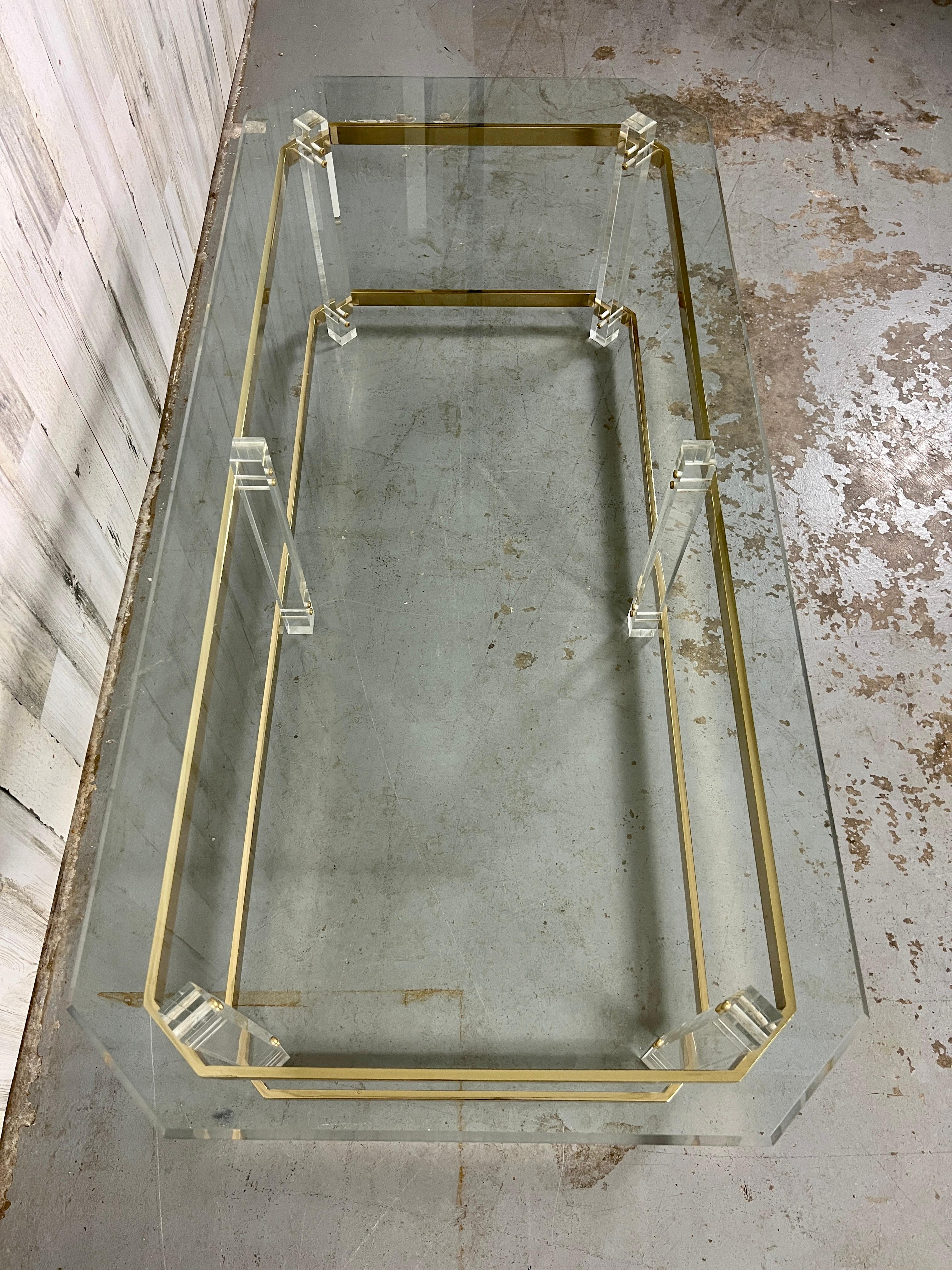 Table à cocktail en lucite et laiton 1980's en vente 3