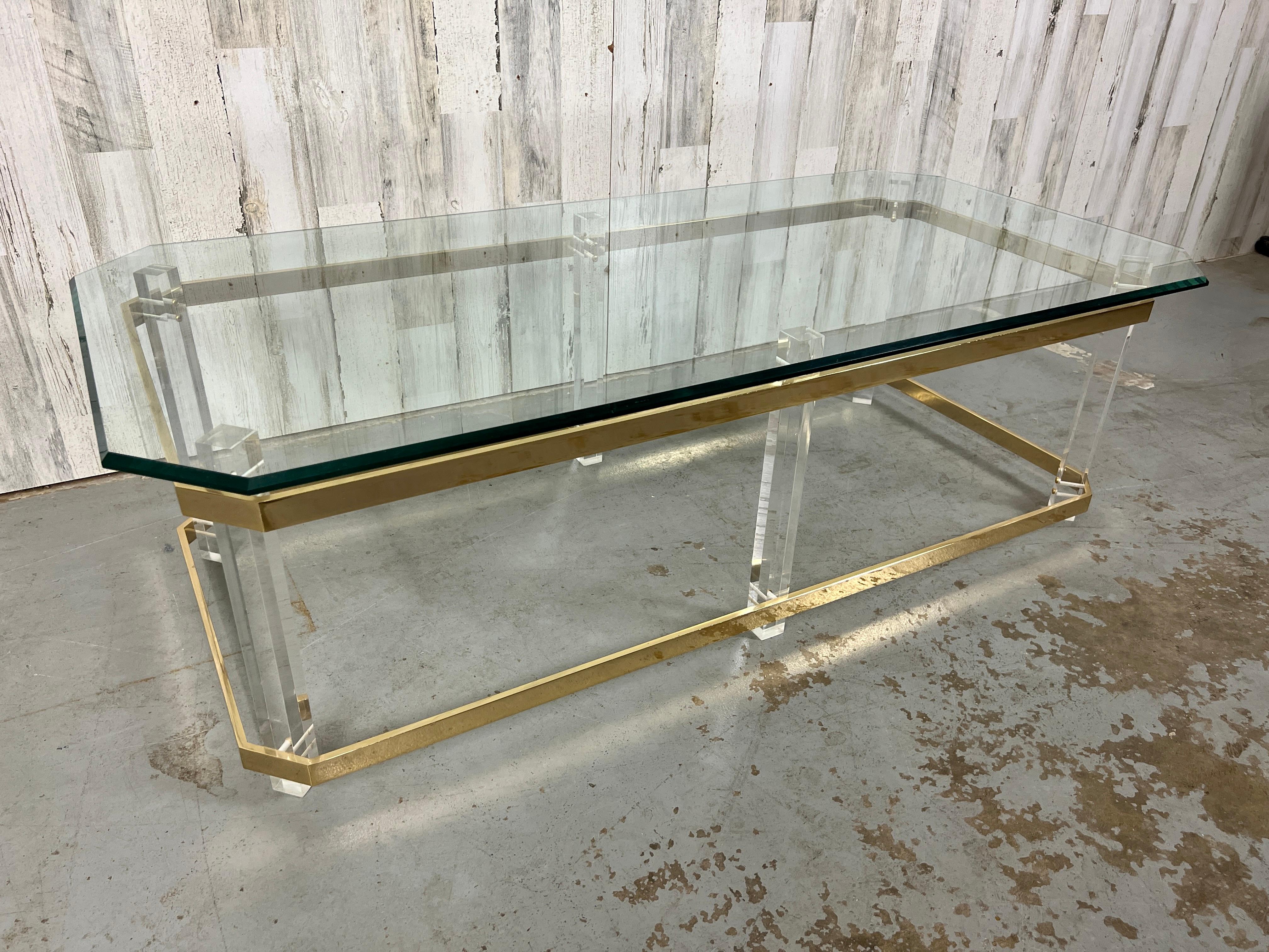 North American Lucite & Brass Cocktail Table, 1980s For Sale