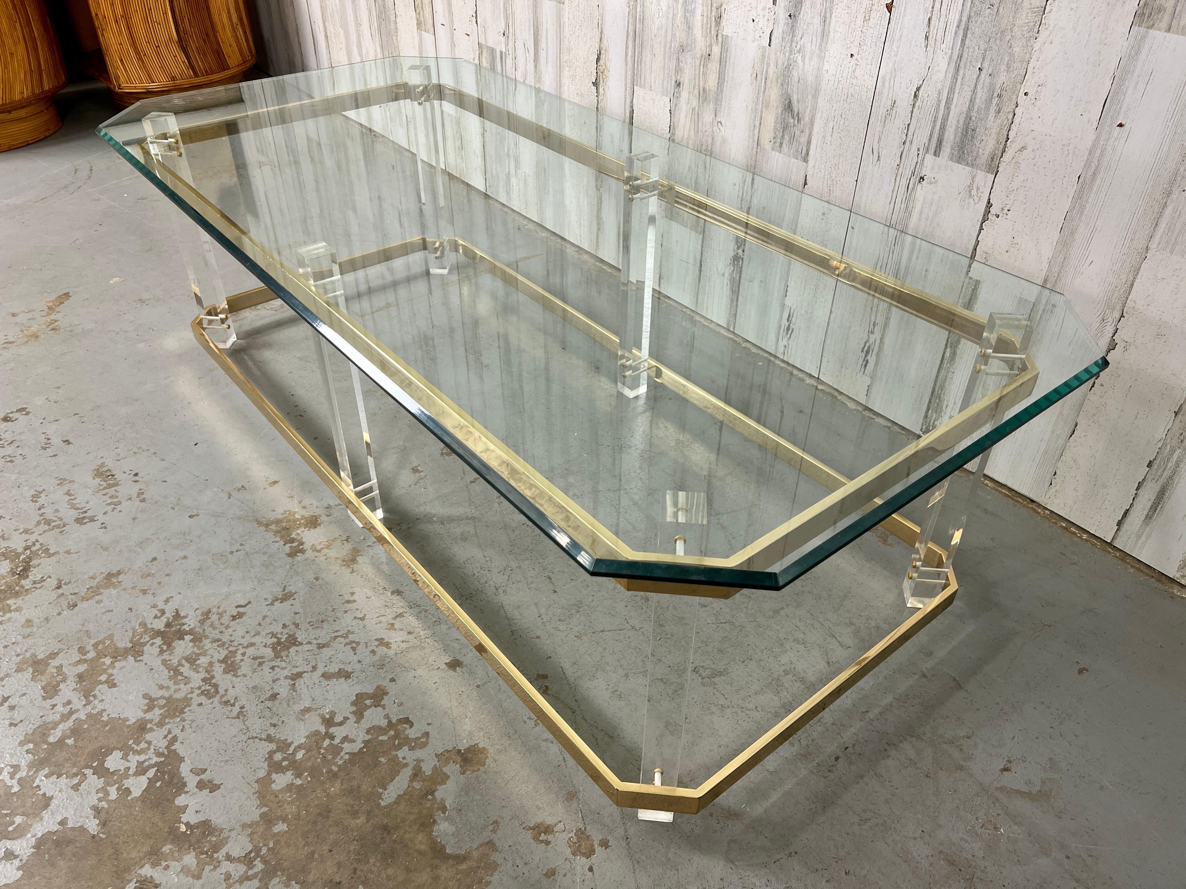 Table à cocktail en lucite et laiton 1980's Bon état - En vente à Denton, TX