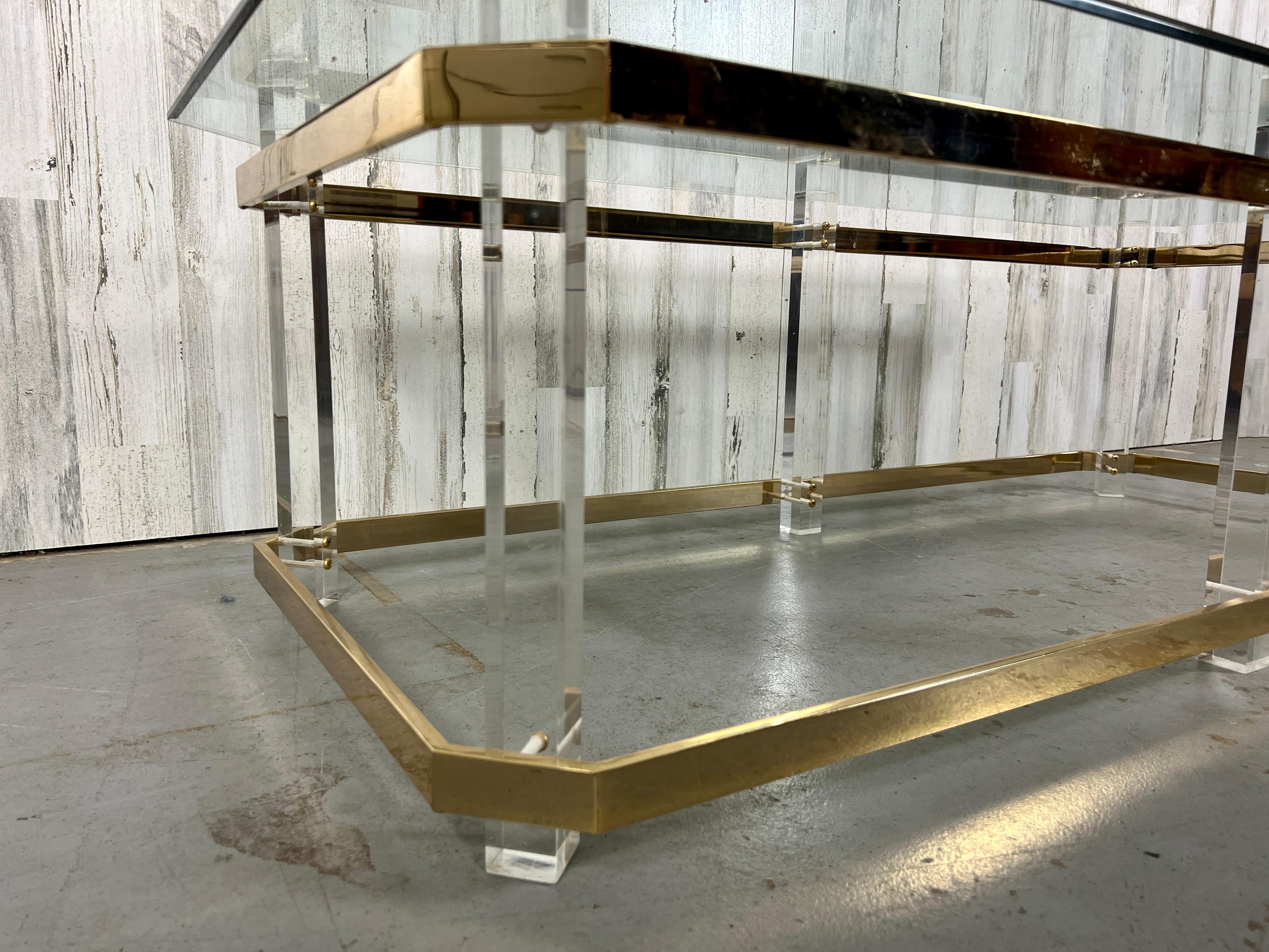 Laiton Table à cocktail en lucite et laiton 1980's en vente