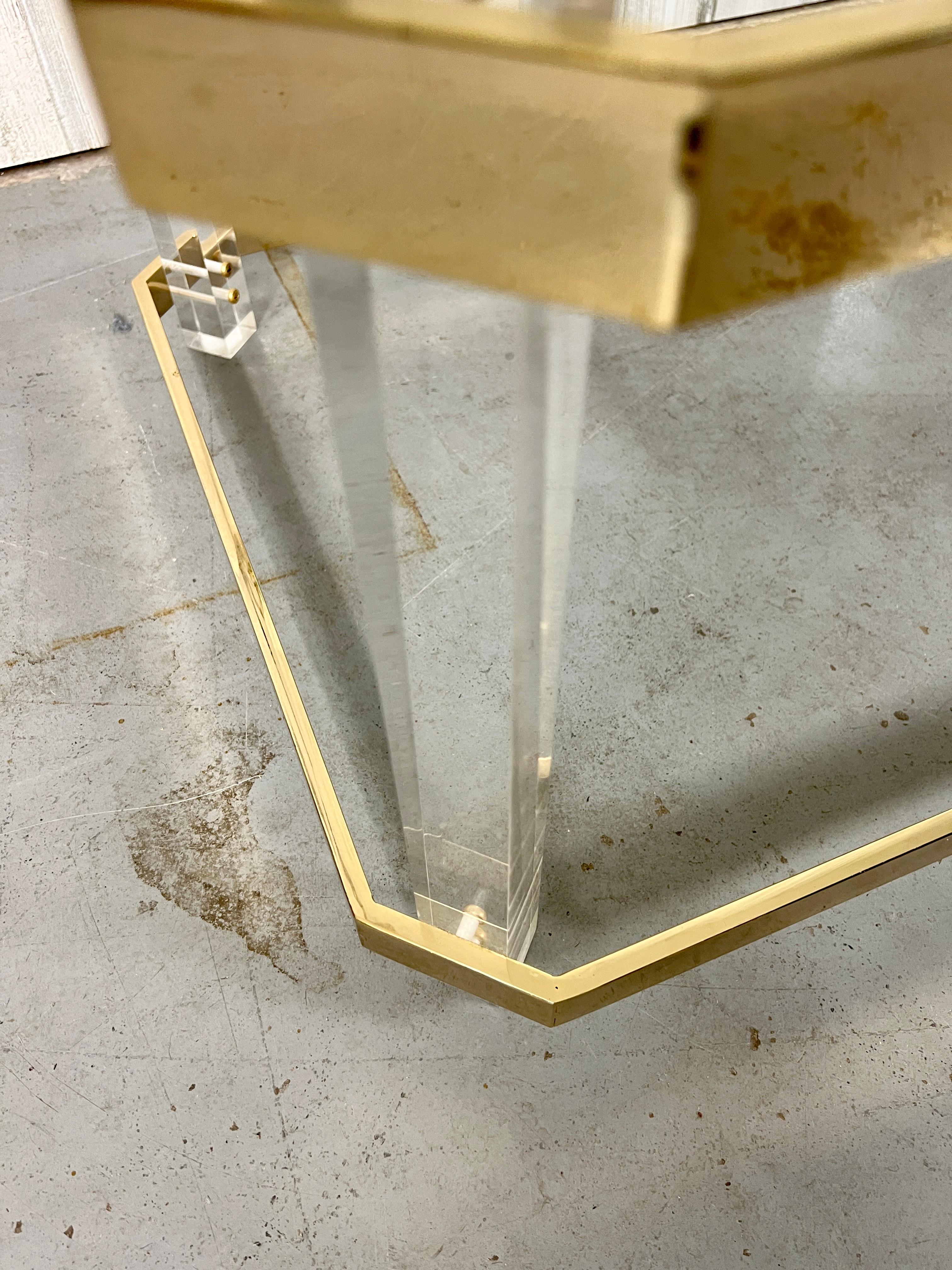 Table à cocktail en lucite et laiton 1980's en vente 1