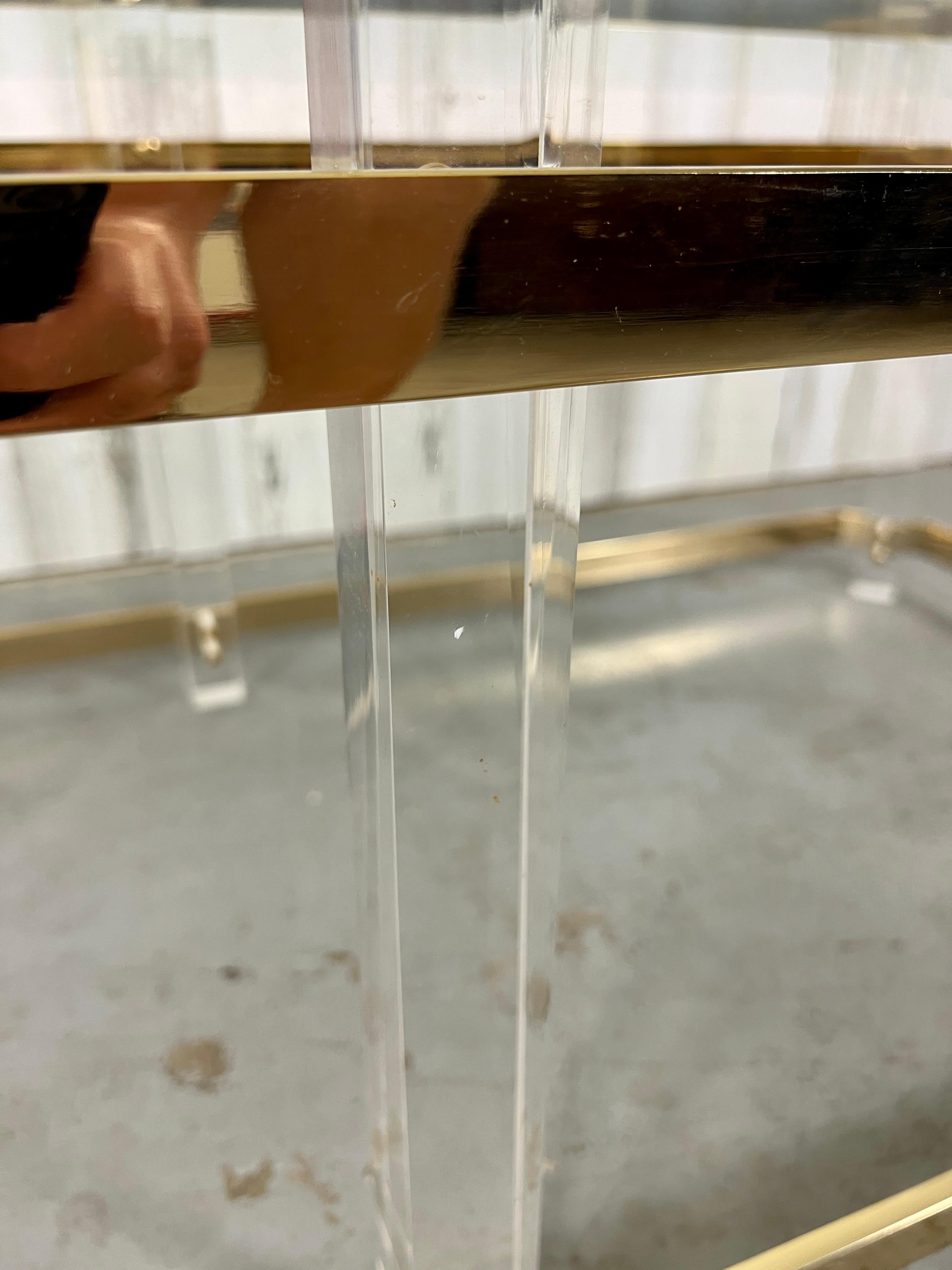 Table à cocktail en lucite et laiton 1980's en vente 2