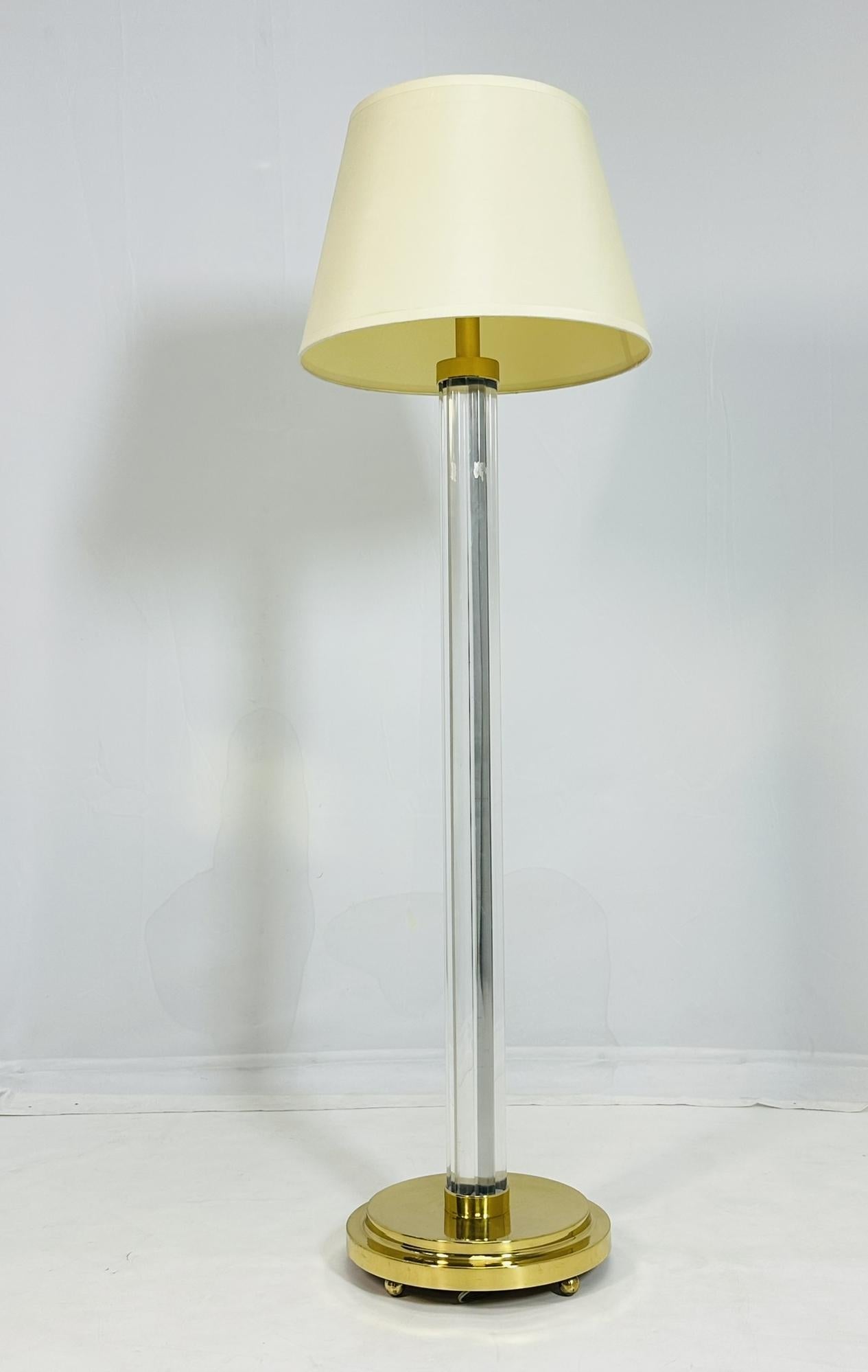 Mid-Century moderno Lampada da terra in lucite e ottone di Charles Hollis Jones, firmata. in vendita