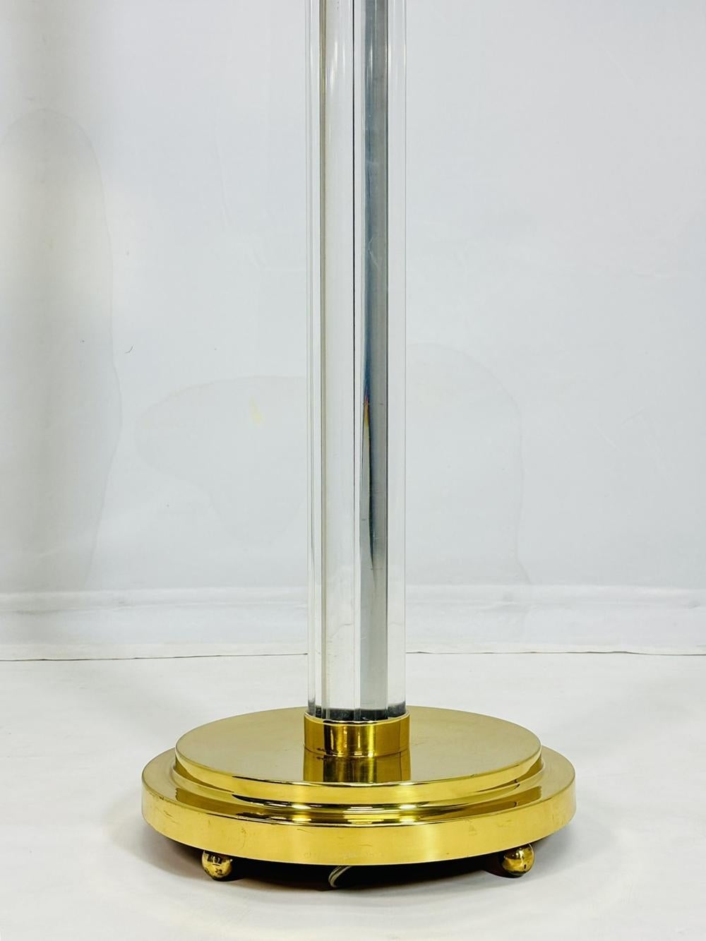 Americano Lampada da terra in lucite e ottone di Charles Hollis Jones, firmata. in vendita