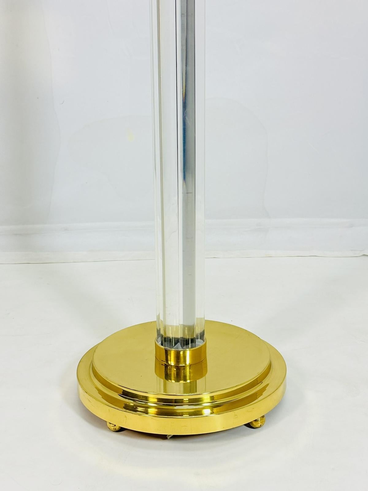 Intagliato a mano Lampada da terra in lucite e ottone di Charles Hollis Jones, firmata. in vendita