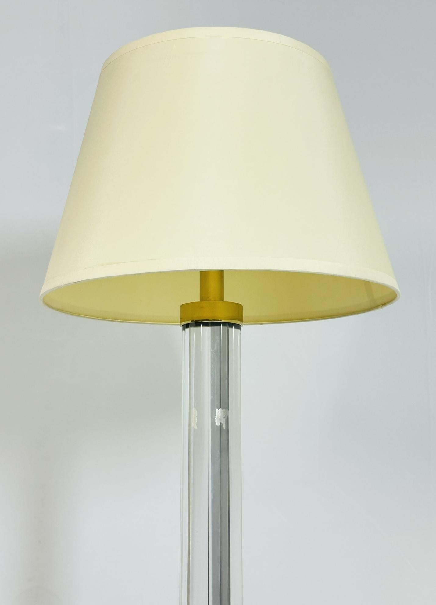 Lampada da terra in lucite e ottone di Charles Hollis Jones, firmata. In condizioni buone in vendita a Los Angeles, CA