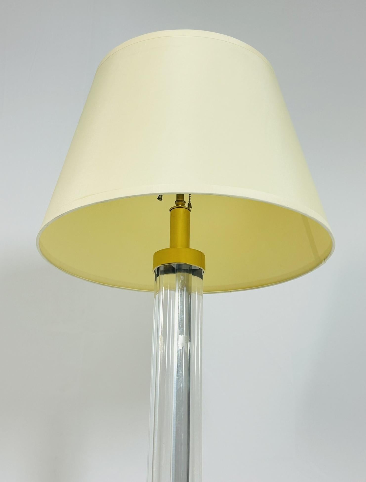 Metà XX secolo Lampada da terra in lucite e ottone di Charles Hollis Jones, firmata. in vendita