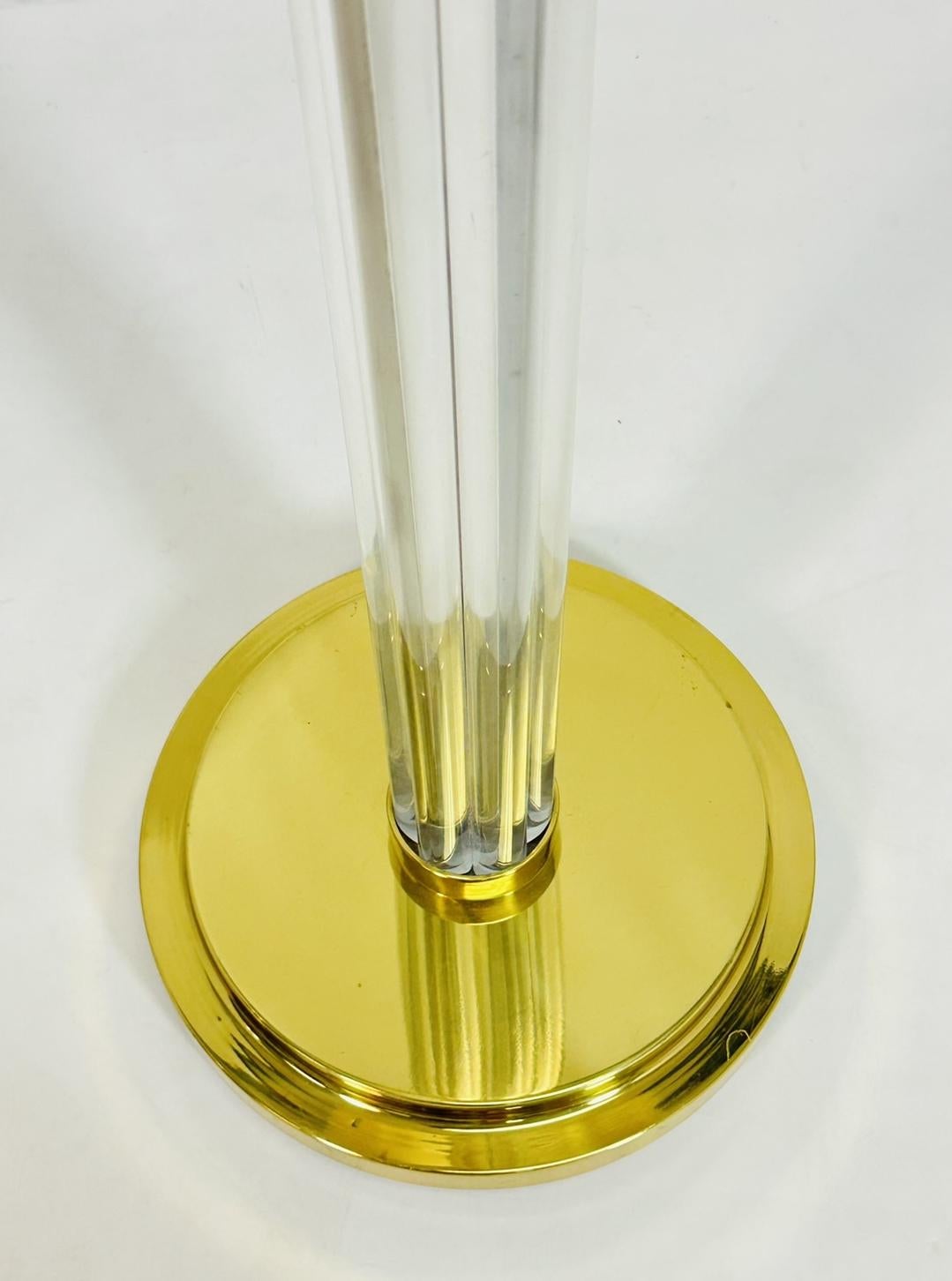 Ottone Lampada da terra in lucite e ottone di Charles Hollis Jones, firmata. in vendita