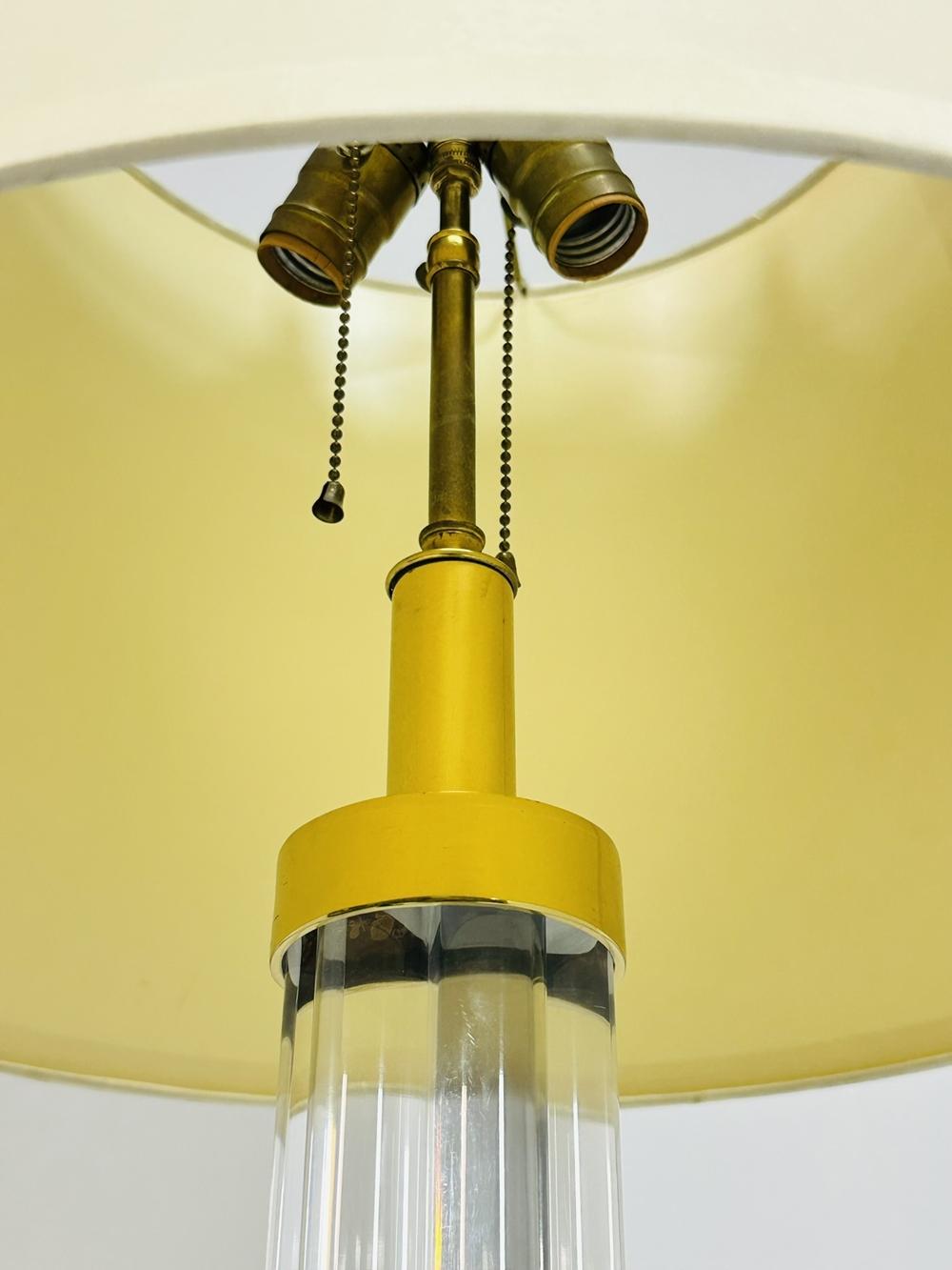 Lampada da terra in lucite e ottone di Charles Hollis Jones, firmata. in vendita 1