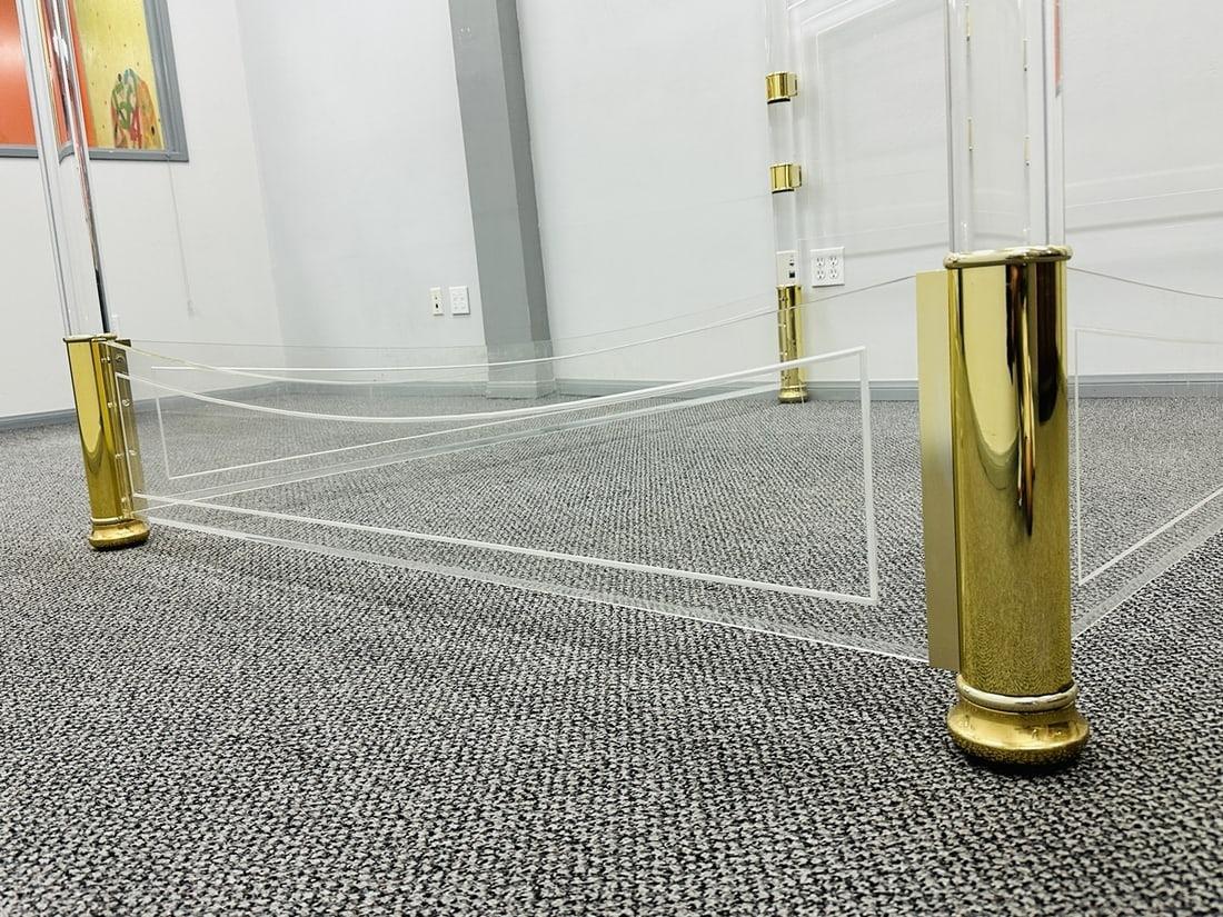 Lit Queen Size à baldaquin en lucite et laiton d'après Charles Hollis Jones en vente 2