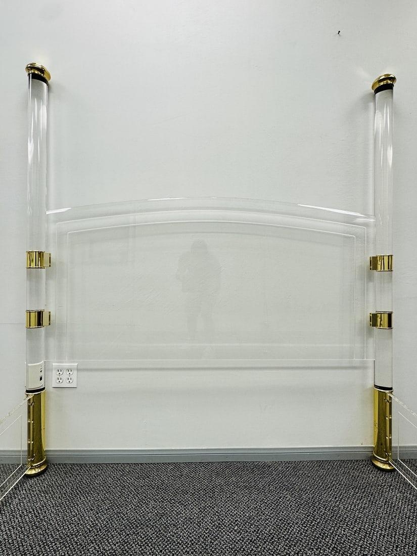Fin du 20e siècle Lit Queen Size à baldaquin en lucite et laiton d'après Charles Hollis Jones en vente