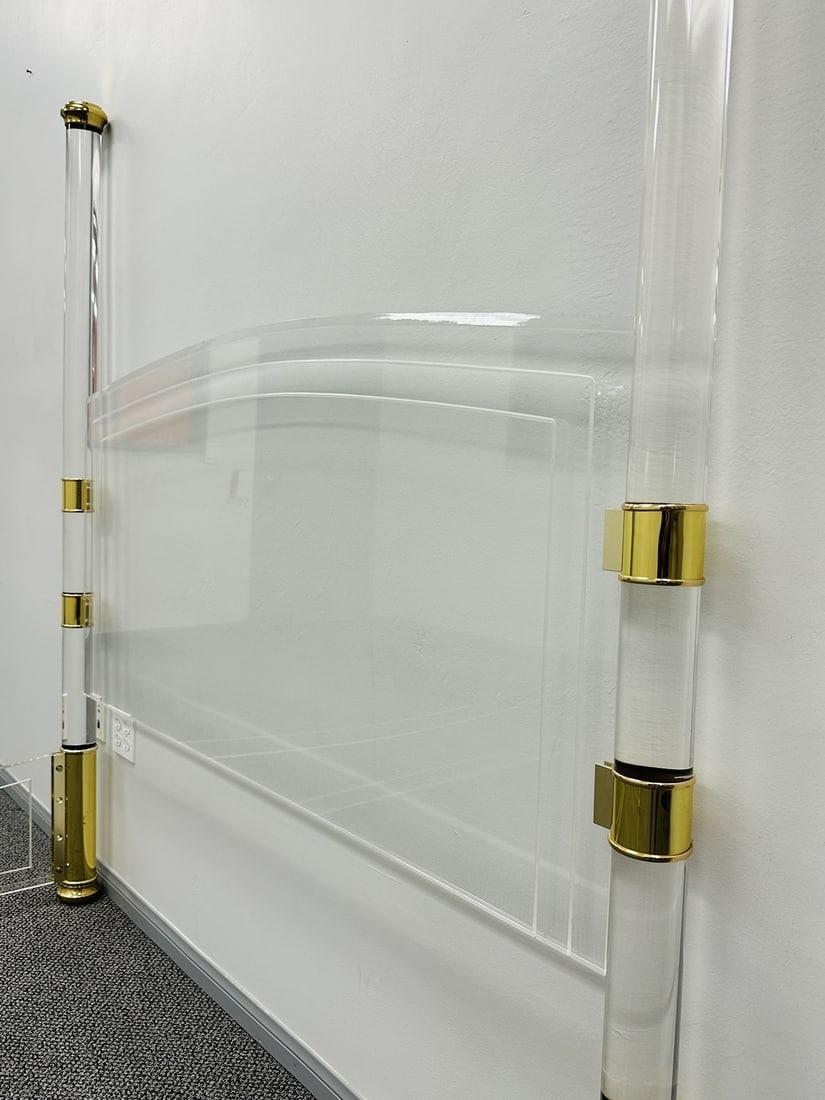 Laiton Lit Queen Size à baldaquin en lucite et laiton d'après Charles Hollis Jones en vente