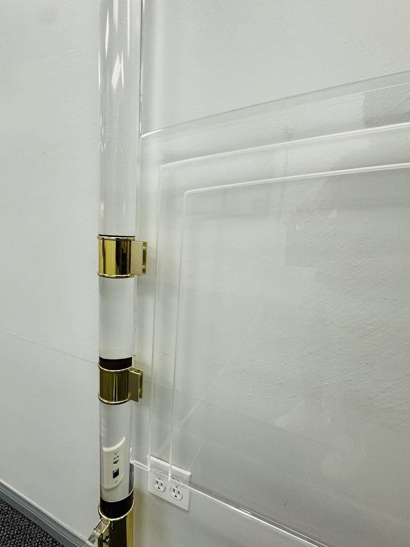 Lit Queen Size à baldaquin en lucite et laiton d'après Charles Hollis Jones en vente 1