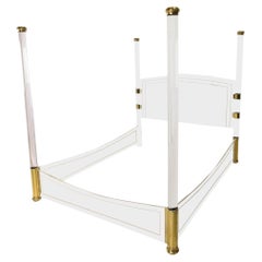Letto a baldacchino a quattro piazze in lucite e ottone di Charles Hollis Jones