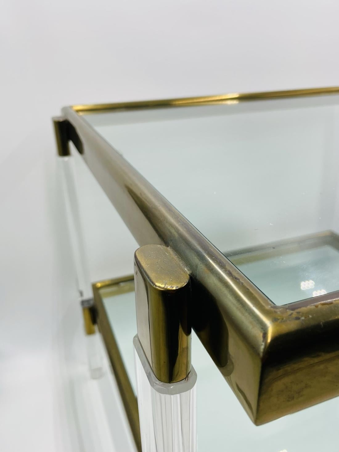 2stöckiger Tisch aus Lucite, Messing und Glas von Charles Hollis Jones (Mitte des 20. Jahrhunderts) im Angebot