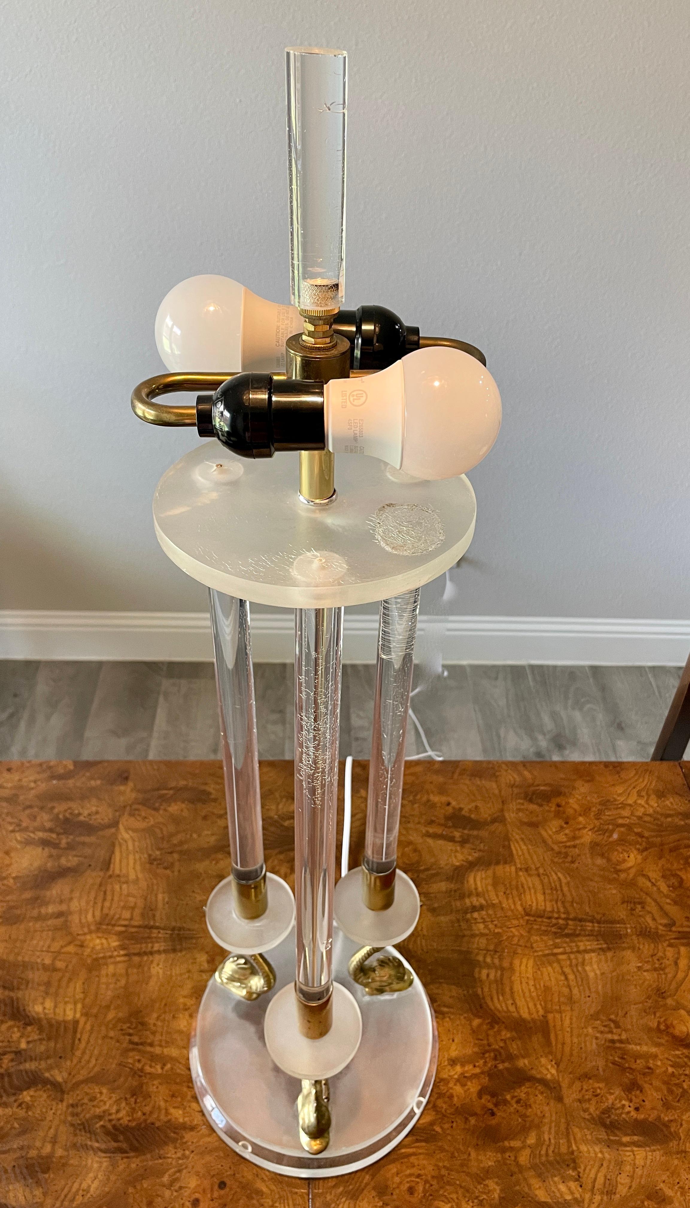 Lampe KOI en lucite et laiton en vente 3