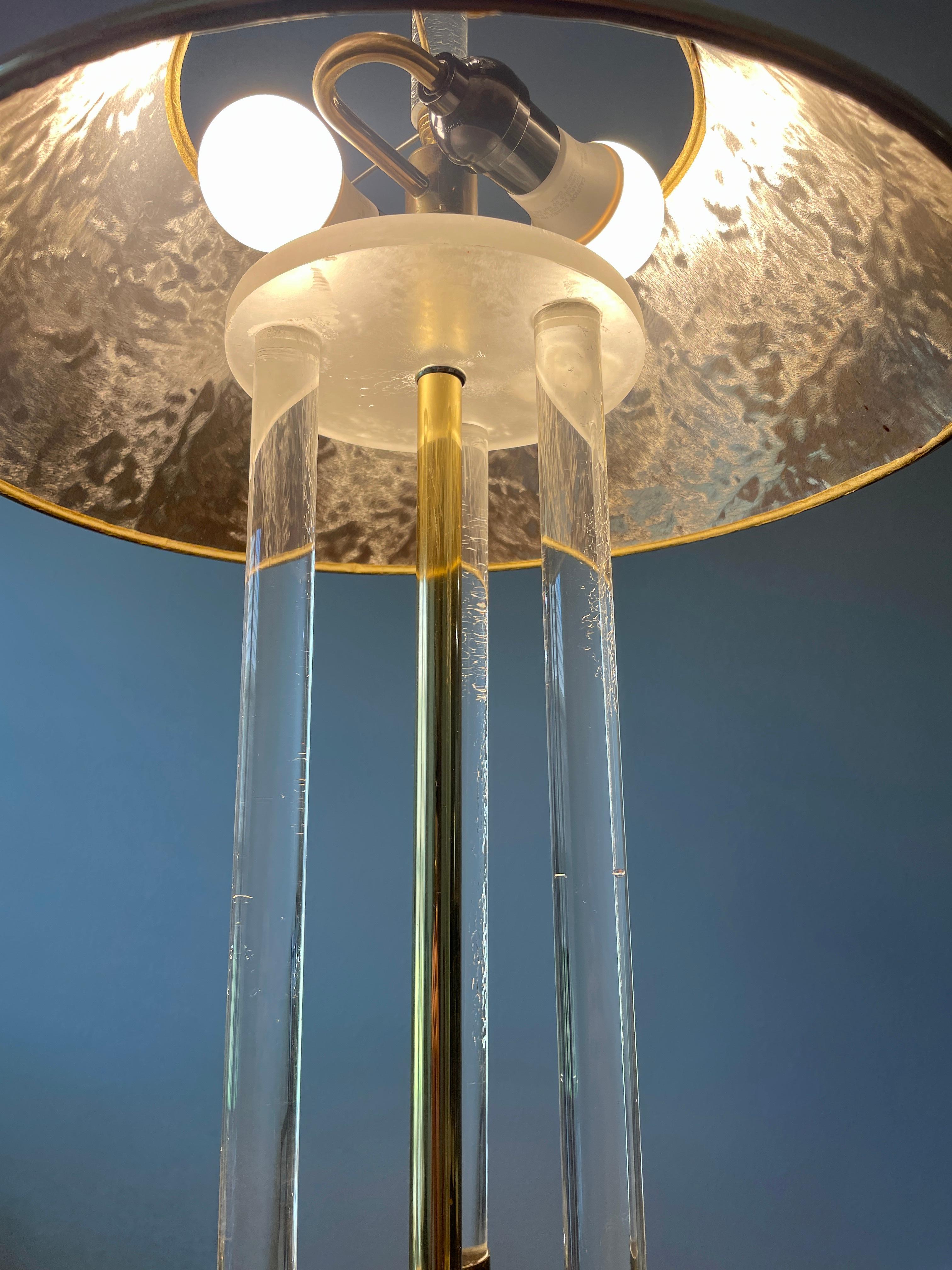 Lampe KOI en lucite et laiton en vente 4