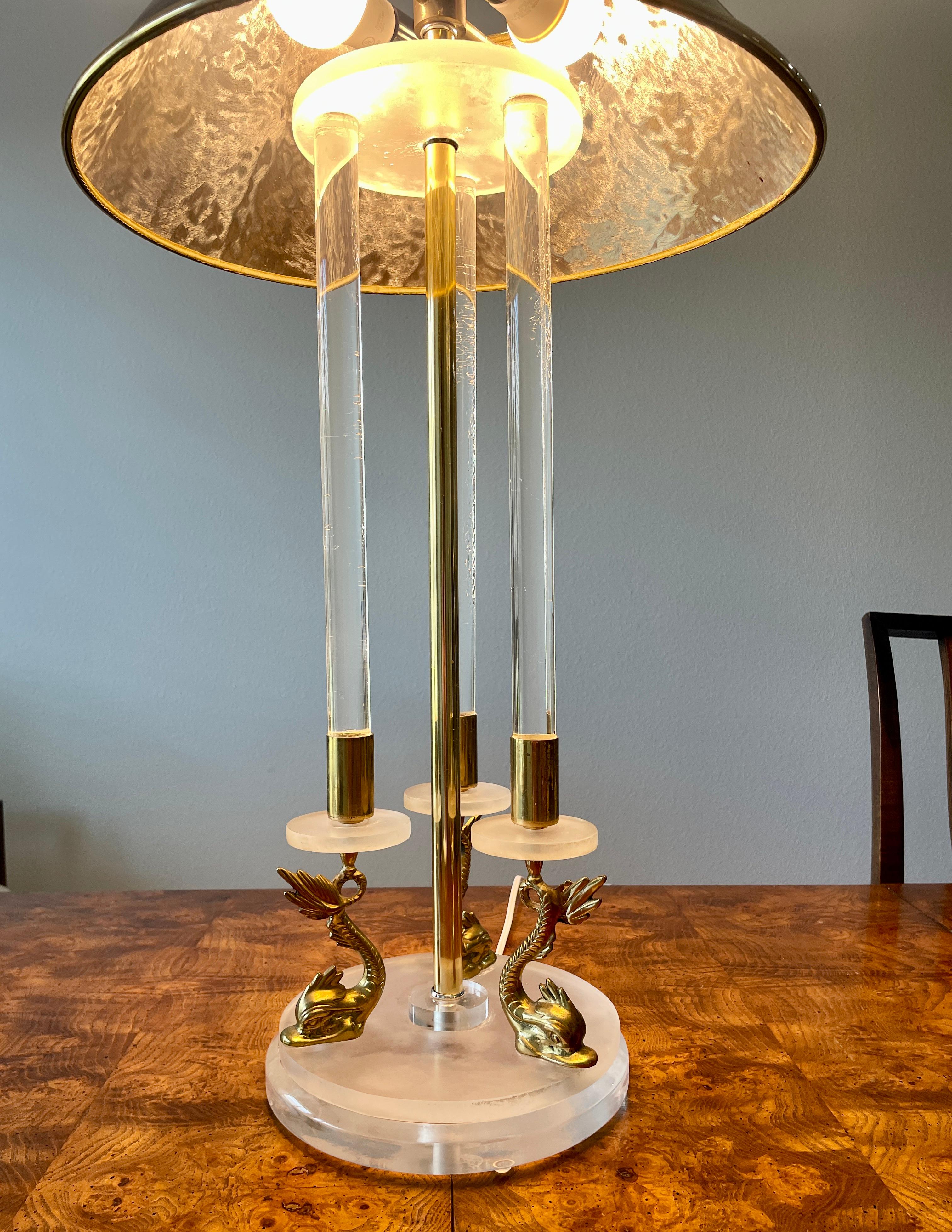 Lampe KOI en lucite et laiton en vente 5