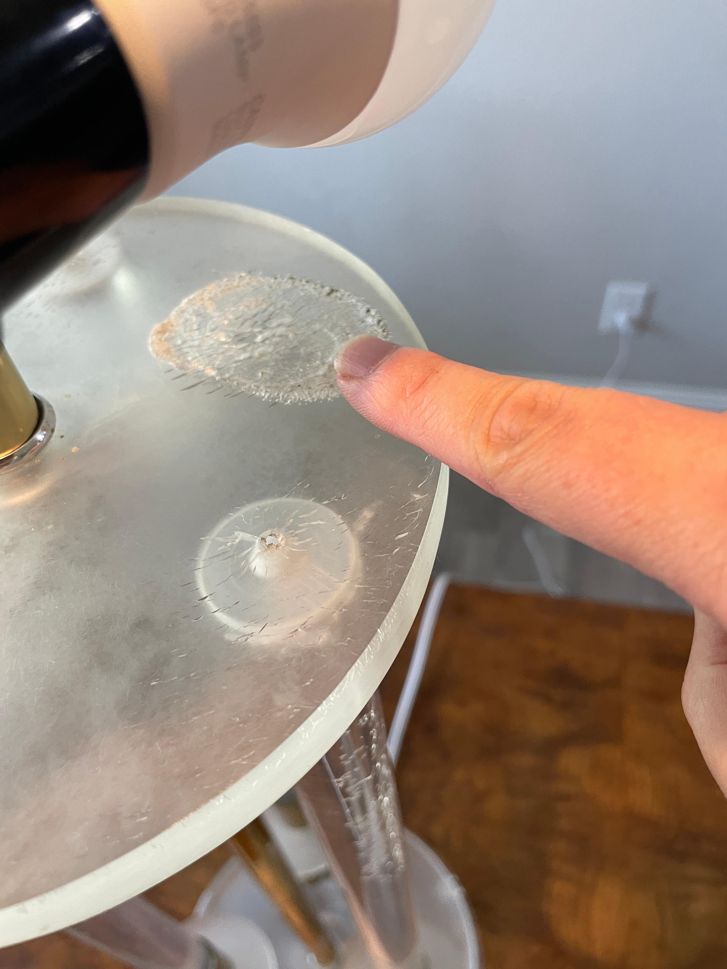 Lampe KOI en lucite et laiton en vente 7