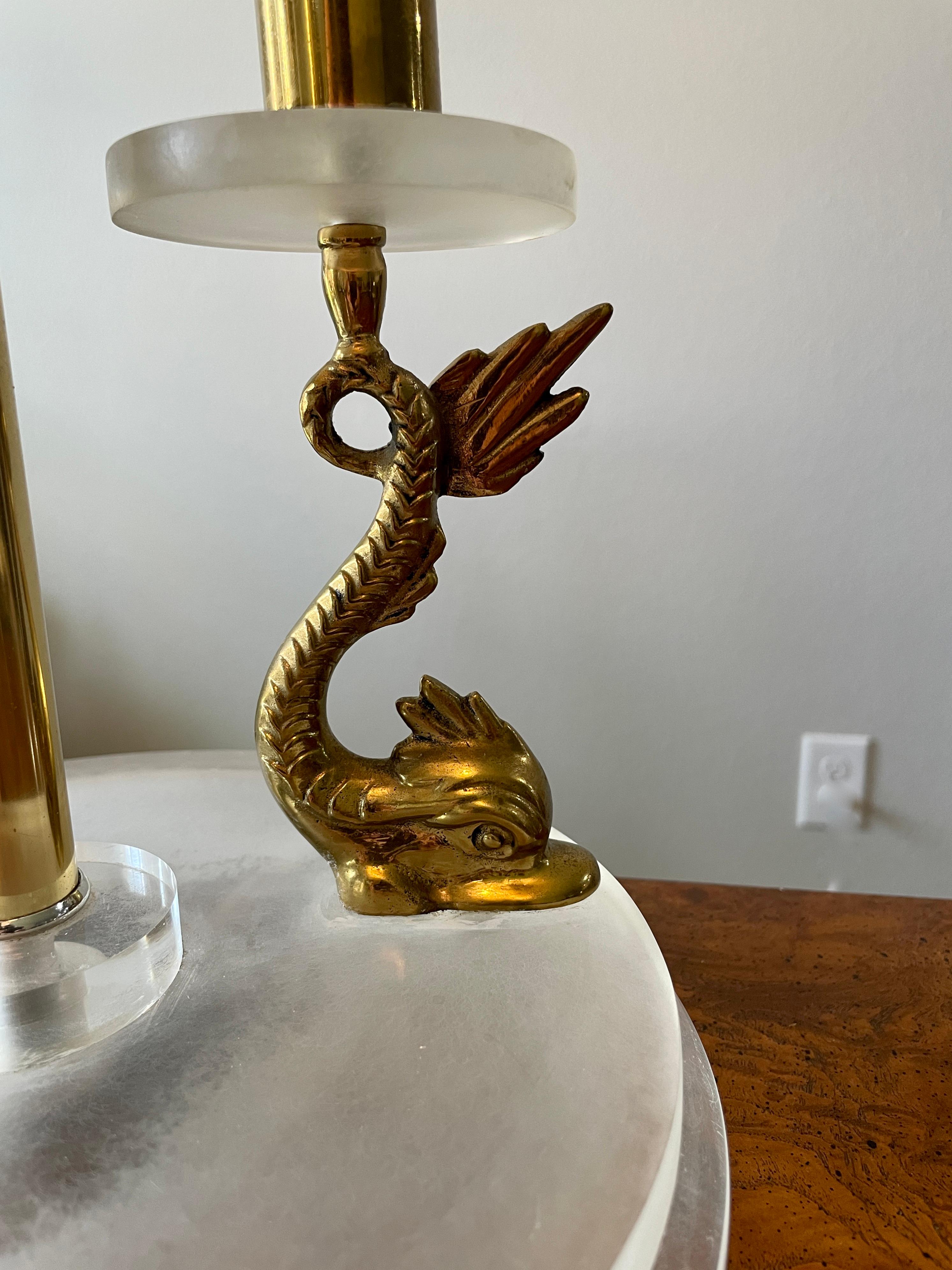 Lampe KOI en lucite et laiton en vente 8