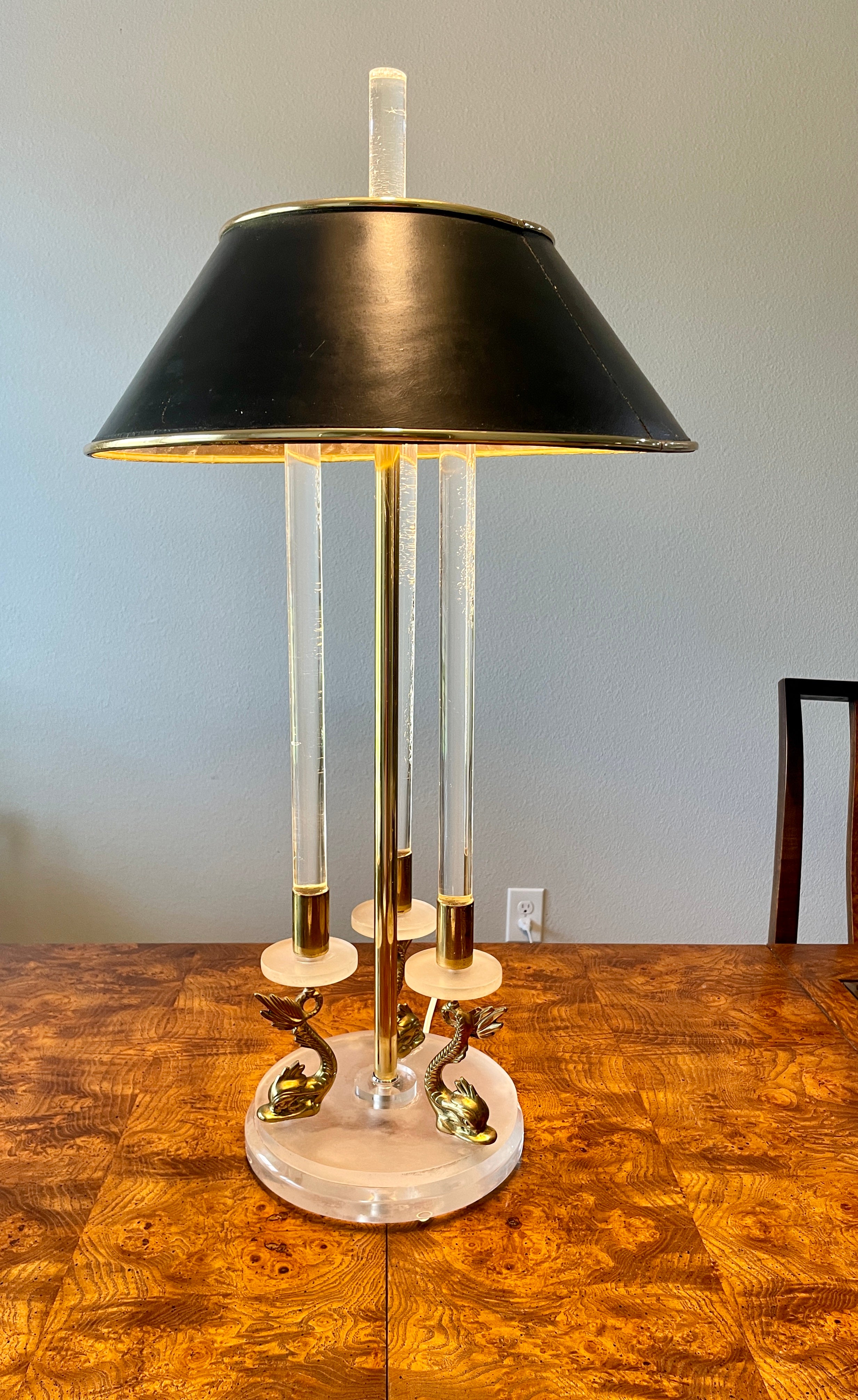 Lampe Koi en Lucite et laiton de style Hollywood Regency
Le fond de la base mesure 9,5 D
