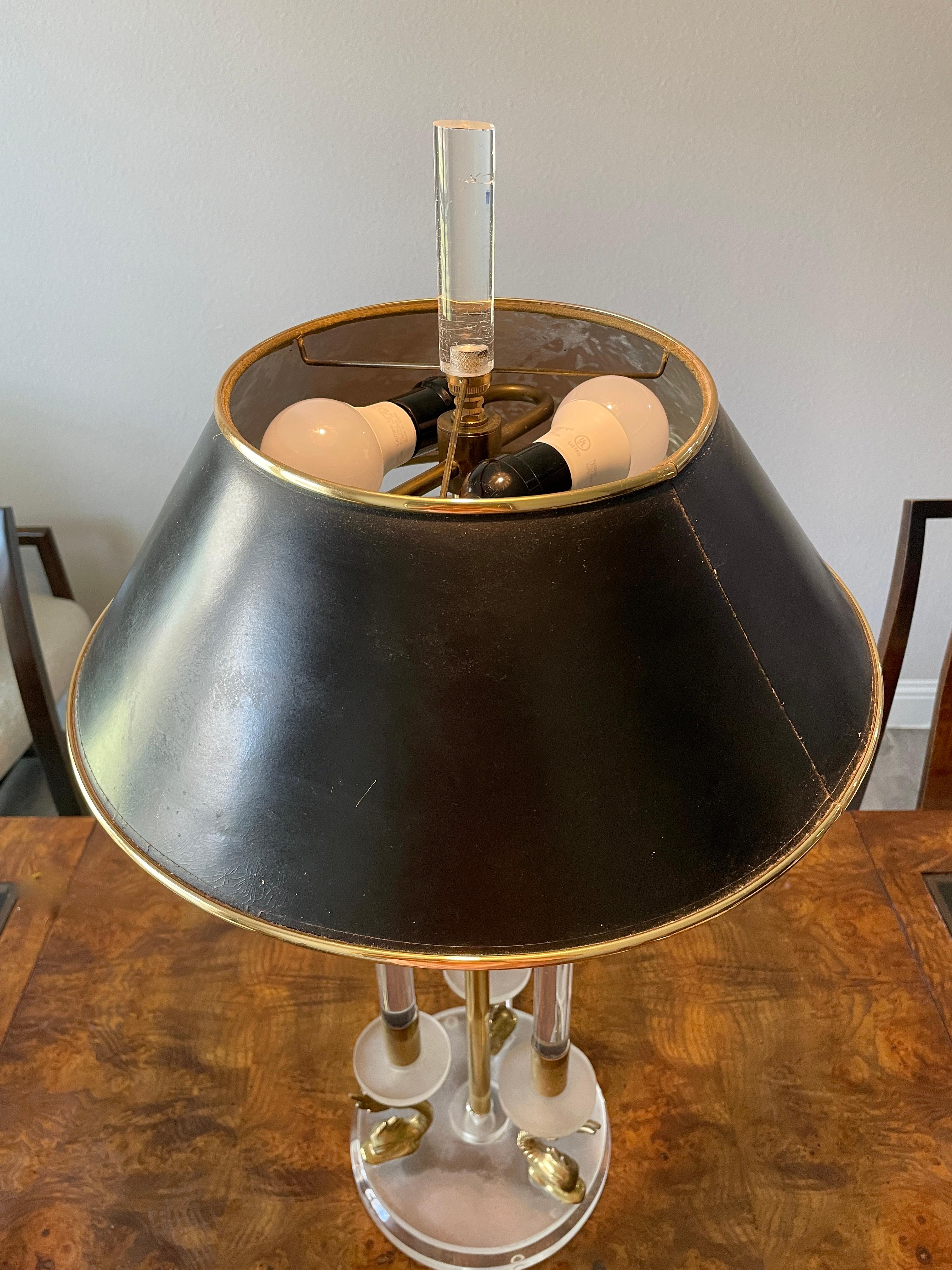 Hollywood Regency Lampe KOI en lucite et laiton en vente