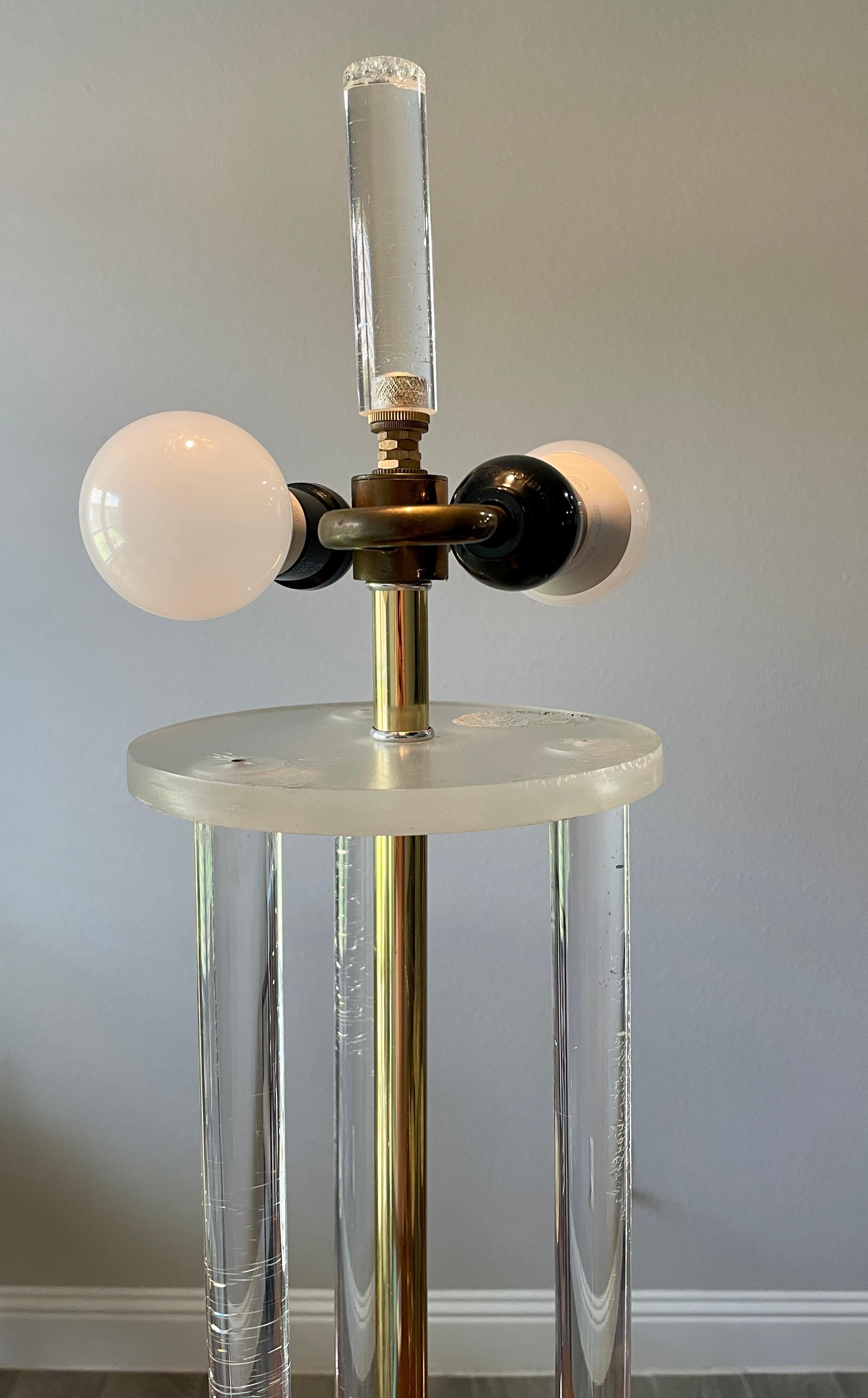Américain Lampe KOI en lucite et laiton en vente