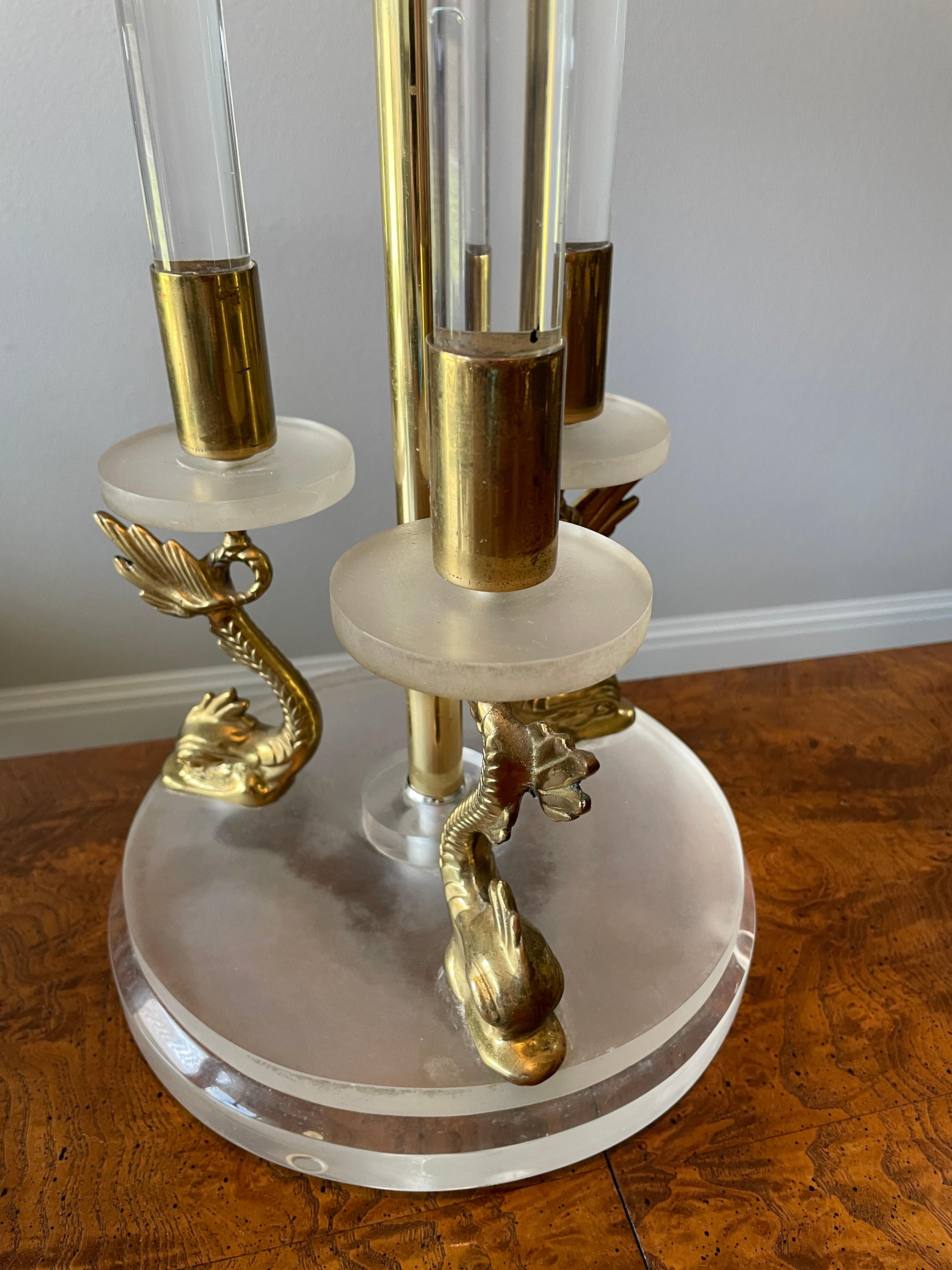 Lampe KOI en lucite et laiton Bon état - En vente à Denton, TX